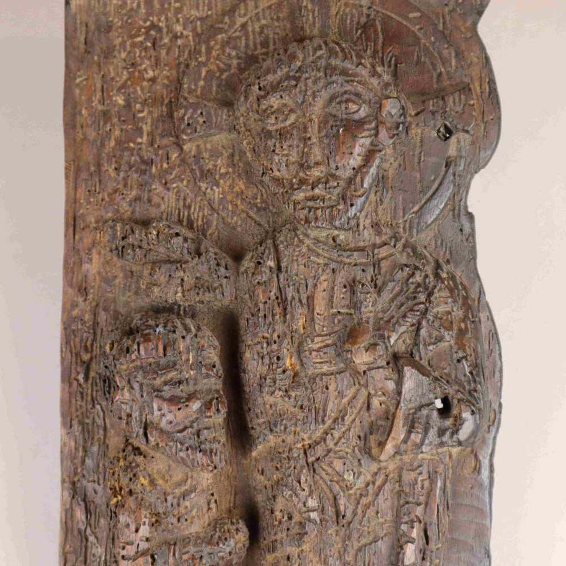 Alte Holzschnitzerei "Taufe Jesu" - hochrechteckige Holzplatte mit Relief, darauf Johannes der - Bild 2 aus 7