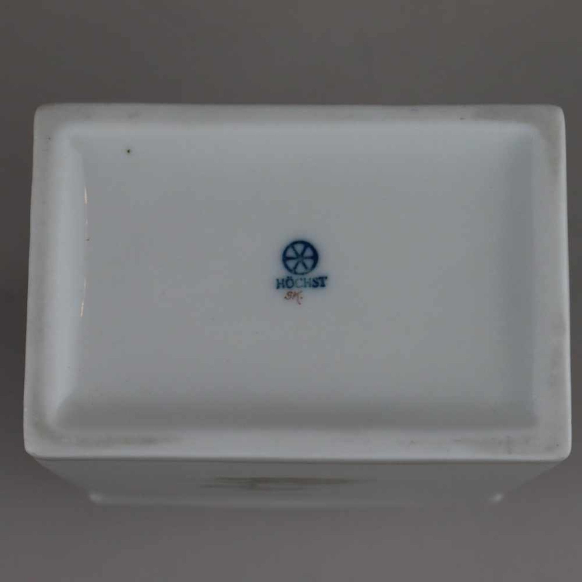 Teedose - Hoechst, blaue Radmarke mit Malerzeichen, quaderförmiger Korpus mit Segmentbogenabschluss, - Image 9 of 9