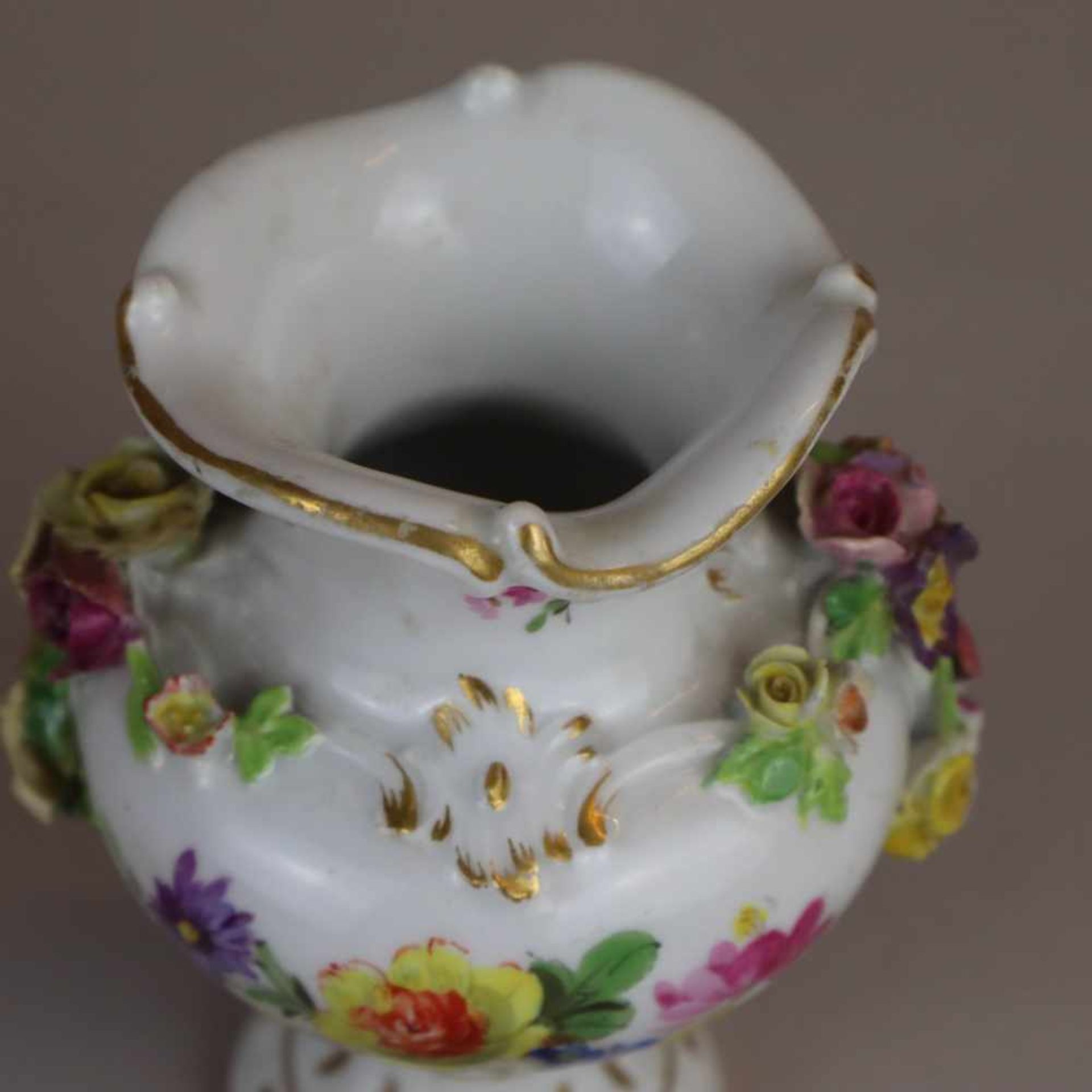 Miniaturvase - Meissen, unterglasurblaue Schwertermarke, Knaufzeit, Balusterkorpus mit gewelltem - Bild 4 aus 9