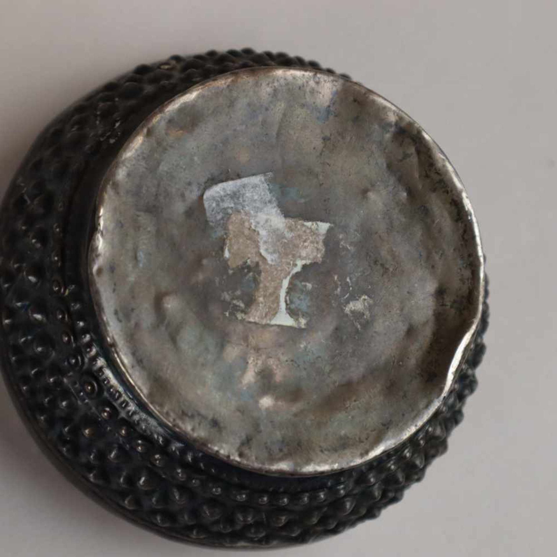 Orientalische Silberdose - auf rundem Standring, Korpus und Stülpdeckel mit reichem Reliefdekor, - Bild 5 aus 5