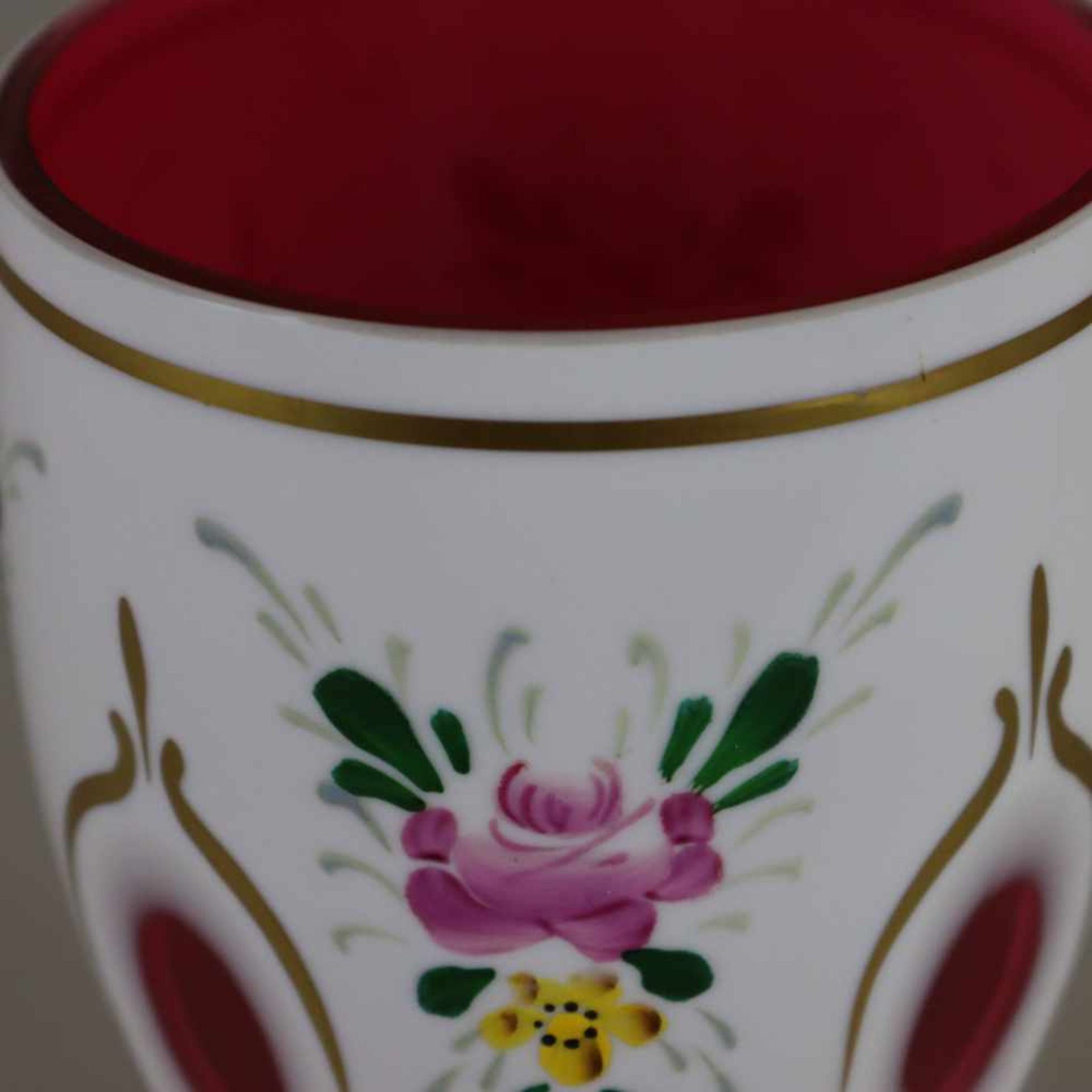 Ranftbecher/Vase - Böhmen nach 1900, rot gefärbtes Kristallglas mit Milchglasüberfang, - Bild 2 aus 7