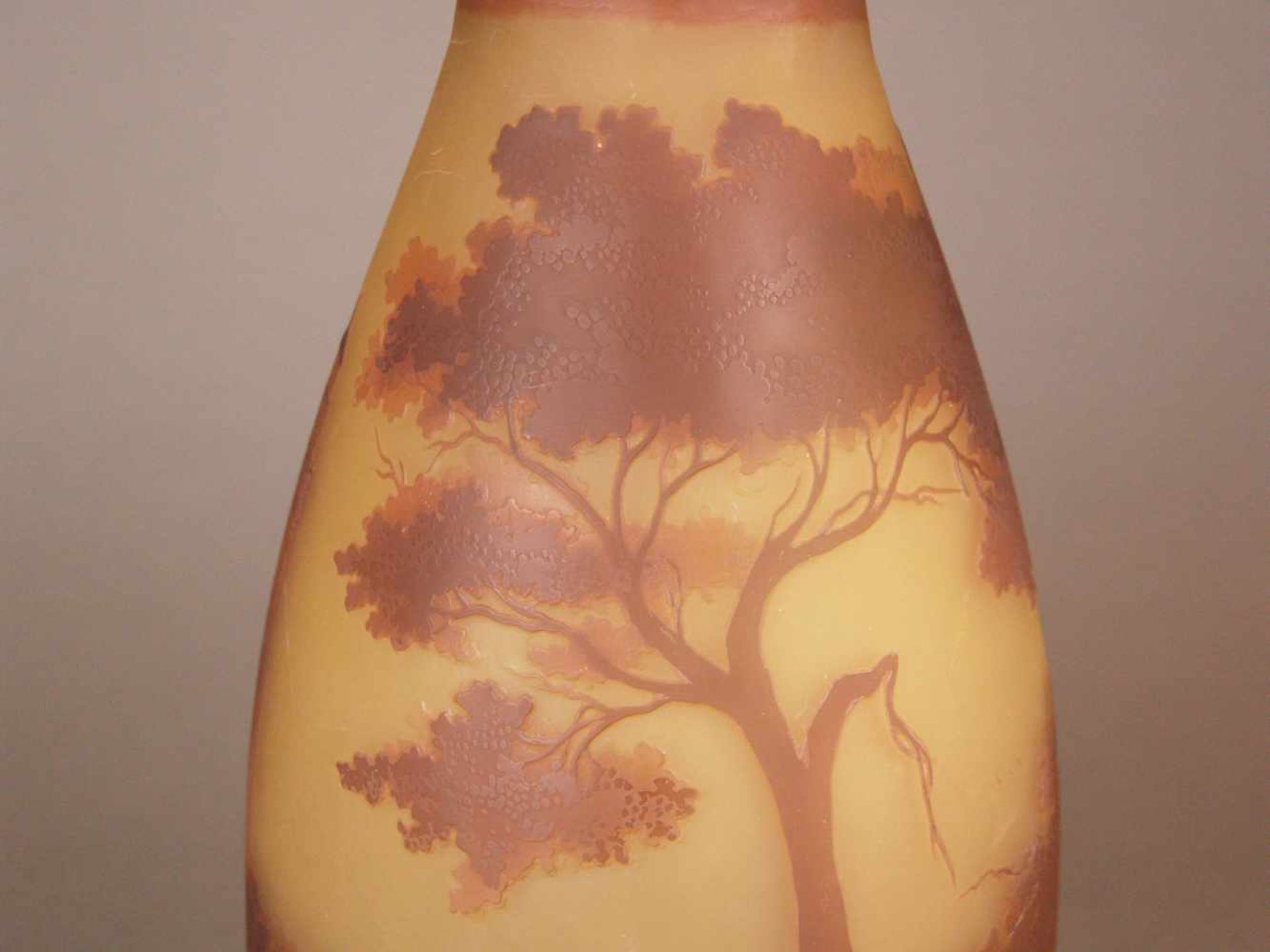 Jugendstil-Vase mit mittelalterlicher Burgansicht - ovoide Form, farbloses Glas, rotbraun - Bild 5 aus 8
