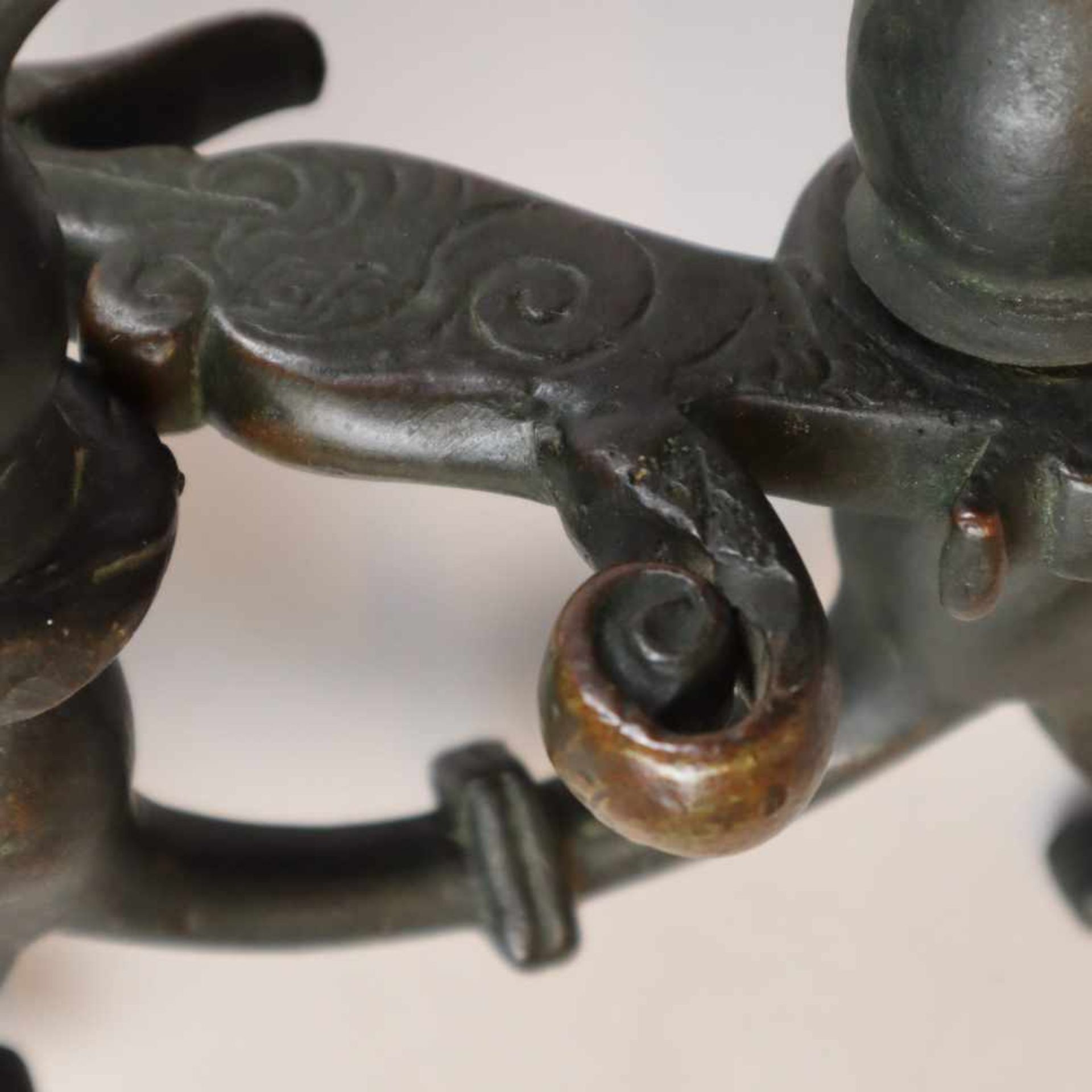 Türklopfer - Bronze, gegossen, dunkel patiniert, Dekor mit antropomorpher Figur und Voluten, - Bild 6 aus 6