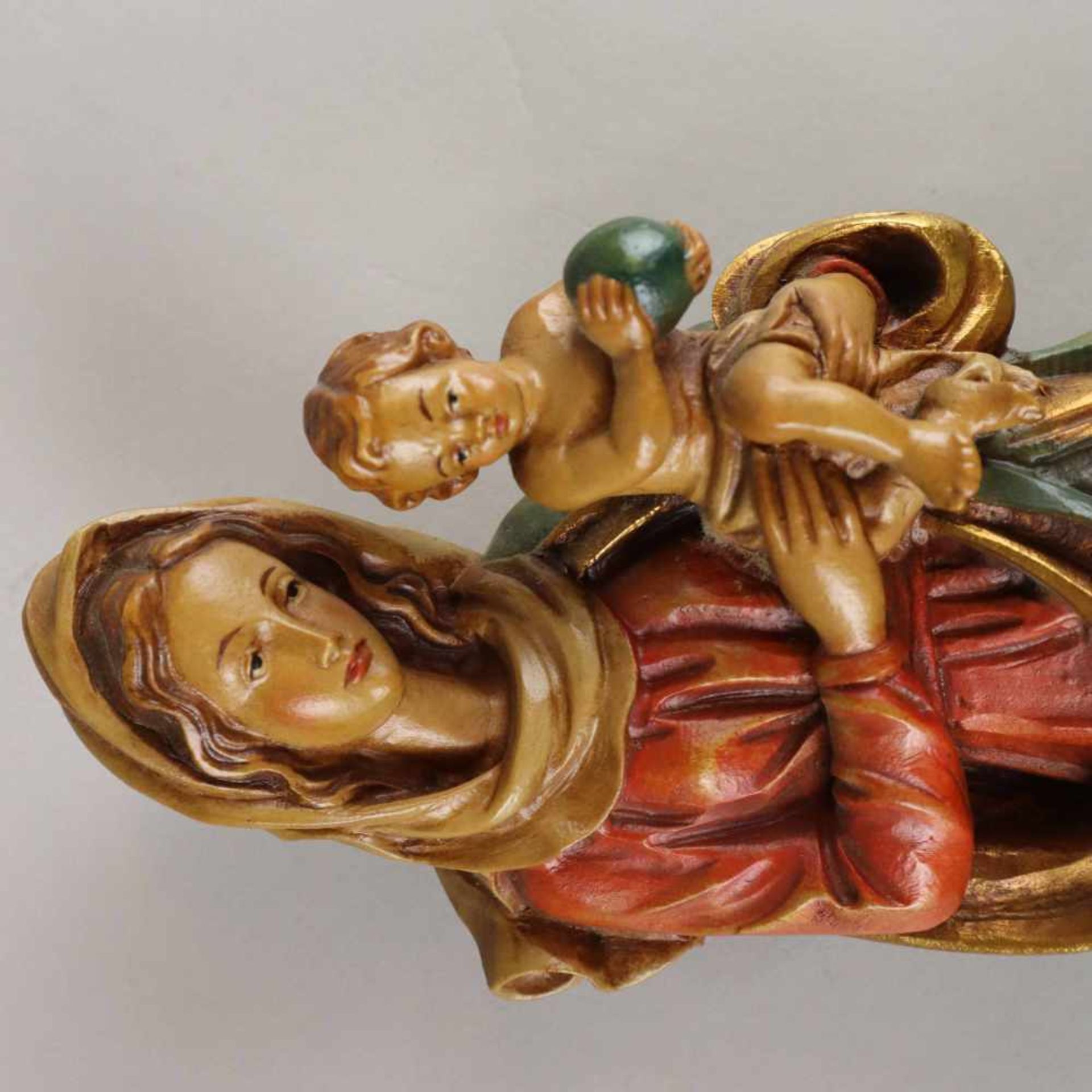 Madonna mit Kind - Südtirol, 20.Jh., Holz, vollrund geschnitzt, polychrom und gold gefasst, - Bild 2 aus 11