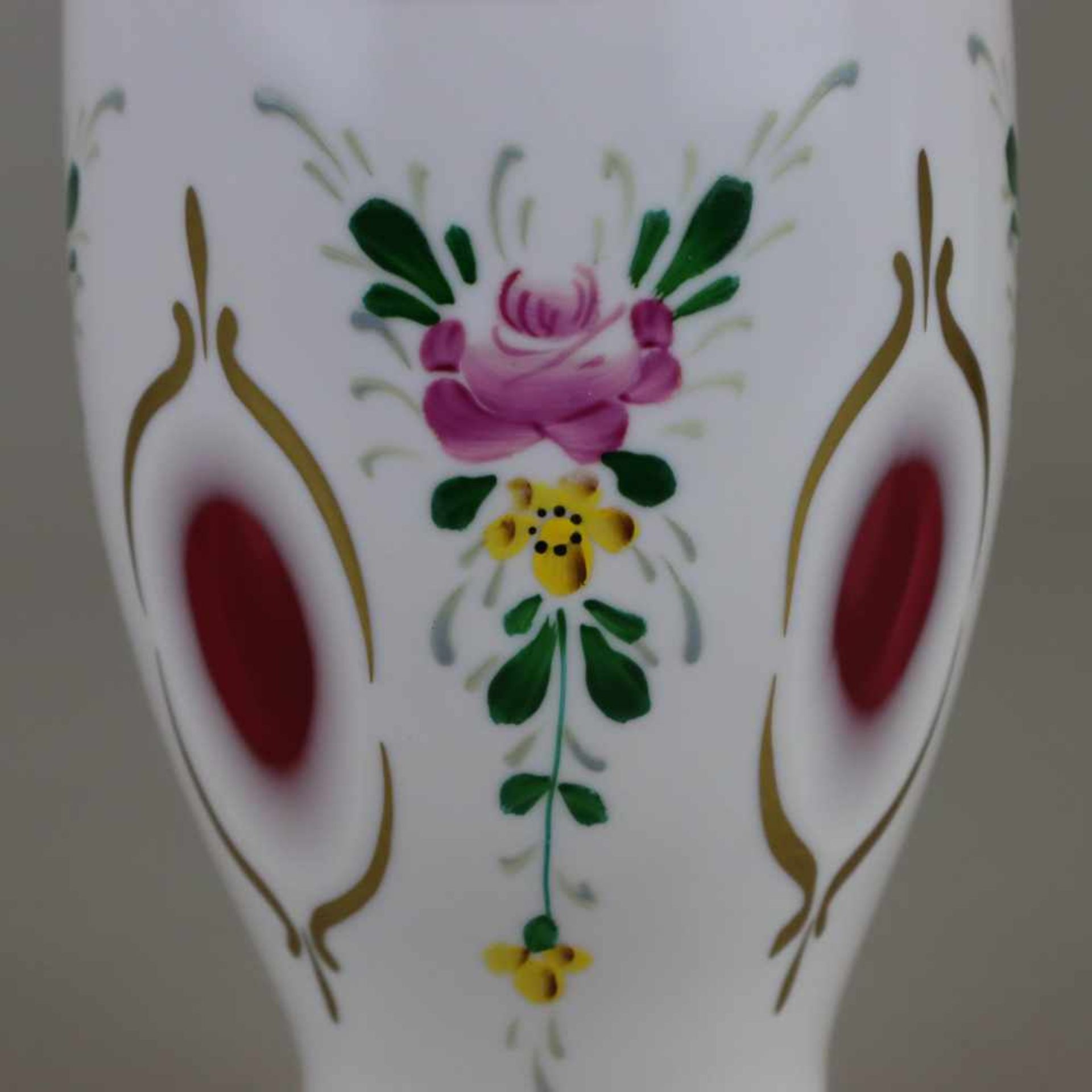 Ranftbecher/Vase - Böhmen nach 1900, rot gefärbtes Kristallglas mit Milchglasüberfang, - Bild 3 aus 7