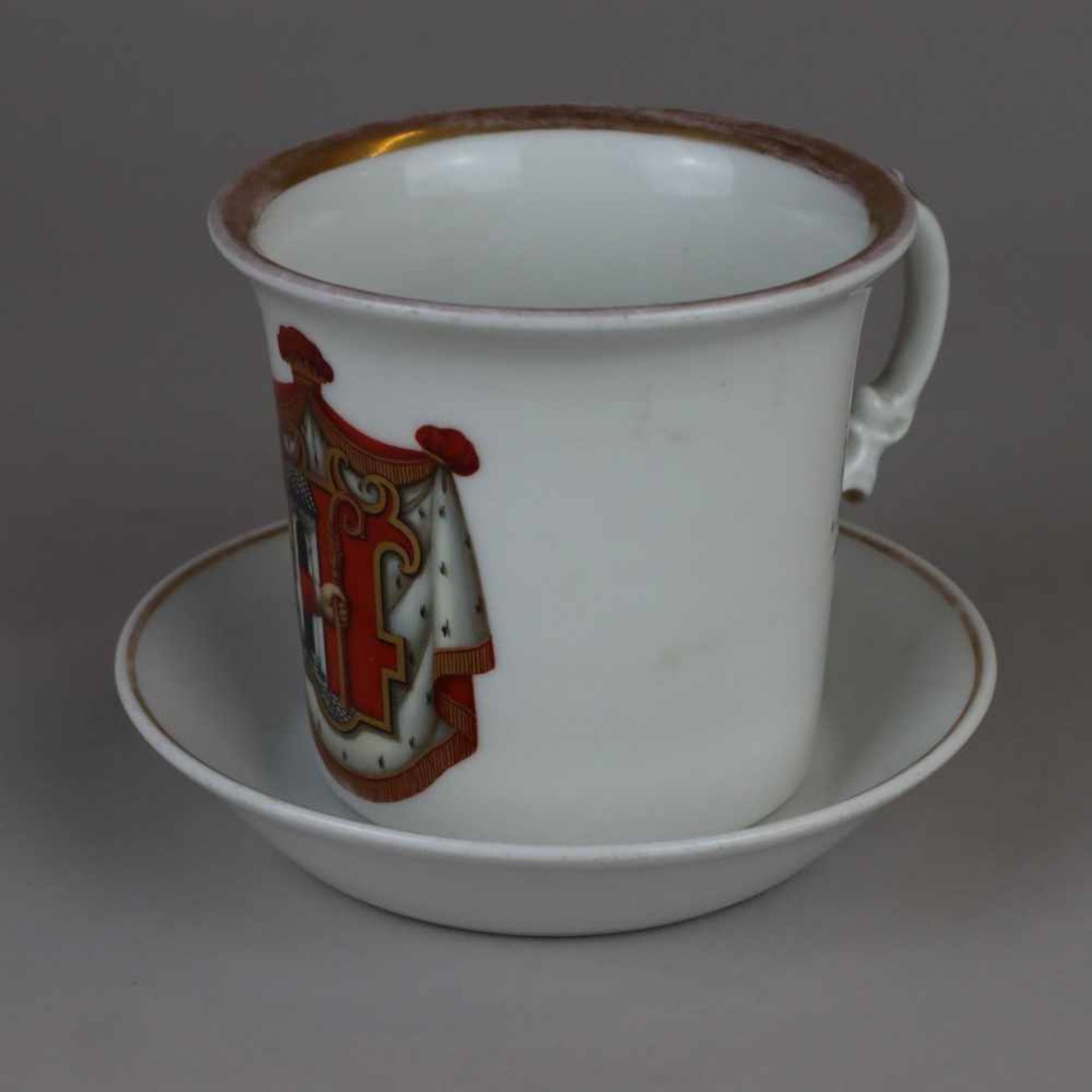 Wappentasse mit Untertasse - Krister, Waldenburg, um 1850, Weißporzellan, Schauseite mit polychromem