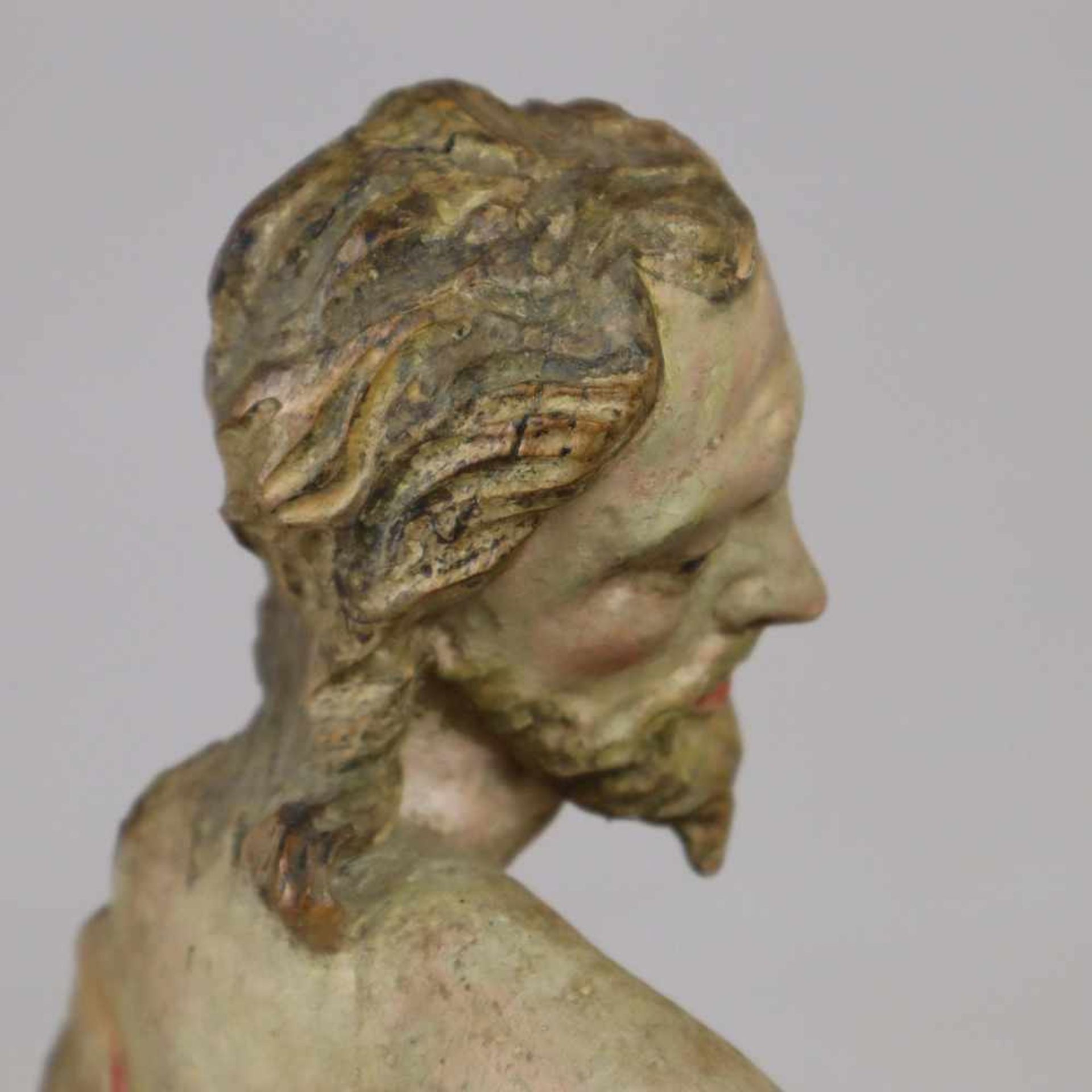 Figurengruppe "Taufe Jesu" - wohl süddeutsch 18.Jh., Holz, vollrund geschnitzt, farbig und gold - Bild 12 aus 17