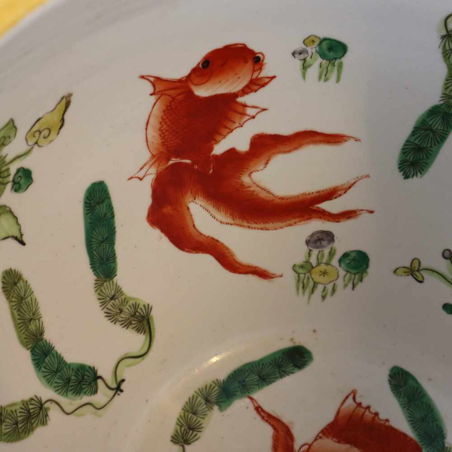 Fishbowl - China, 20.Jh., Porzellan, ansteigende Außenwandung sowie der abgesetzte breite Rand - Image 10 of 13