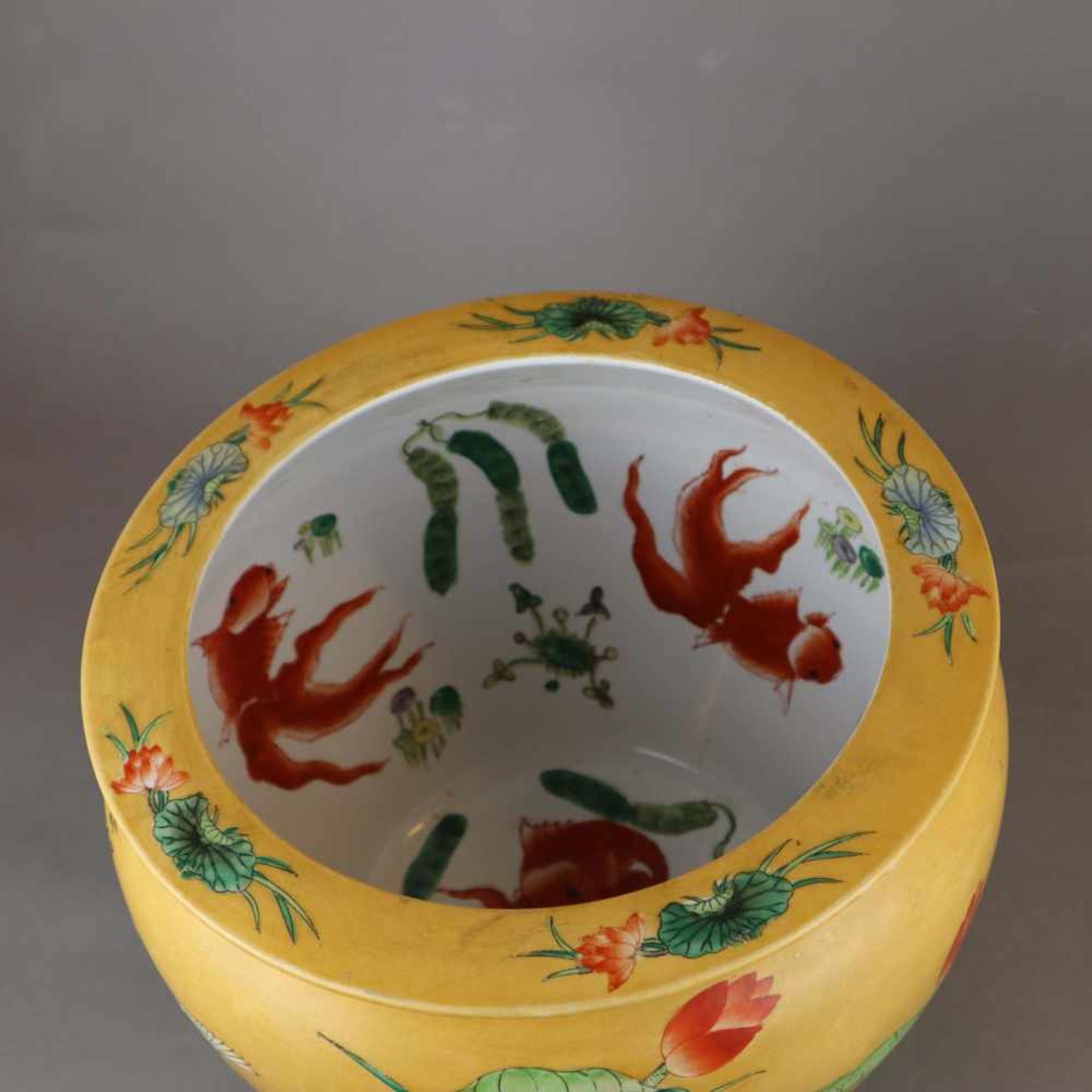 Fishbowl - China, 20.Jh., Porzellan, ansteigende Außenwandung sowie der abgesetzte breite Rand - Image 8 of 13