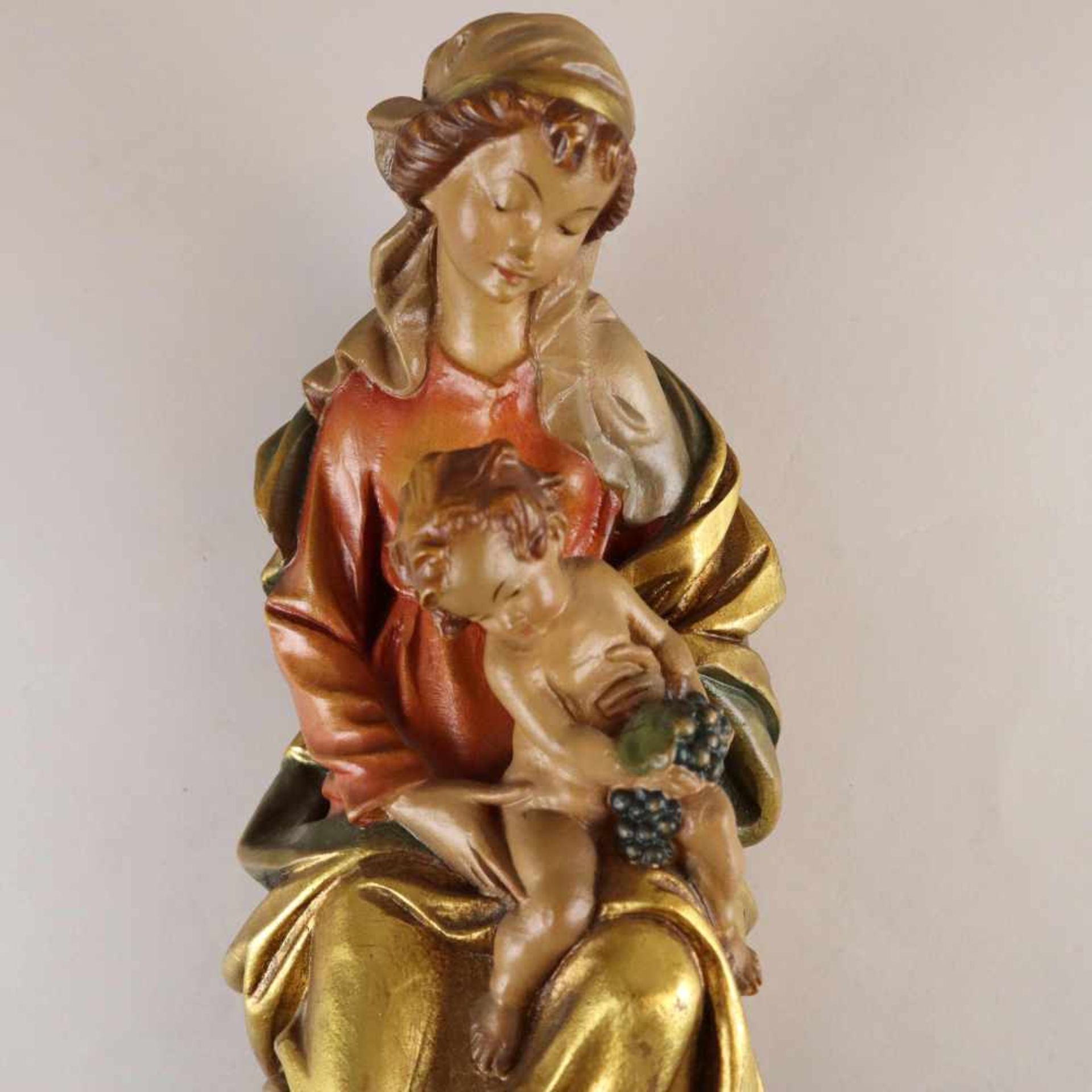 Thronende Madonna mit Kind - Südtirol 20. Jahrhundert, Holz, vollrund geschnitzt, polychrom und gold - Bild 2 aus 8