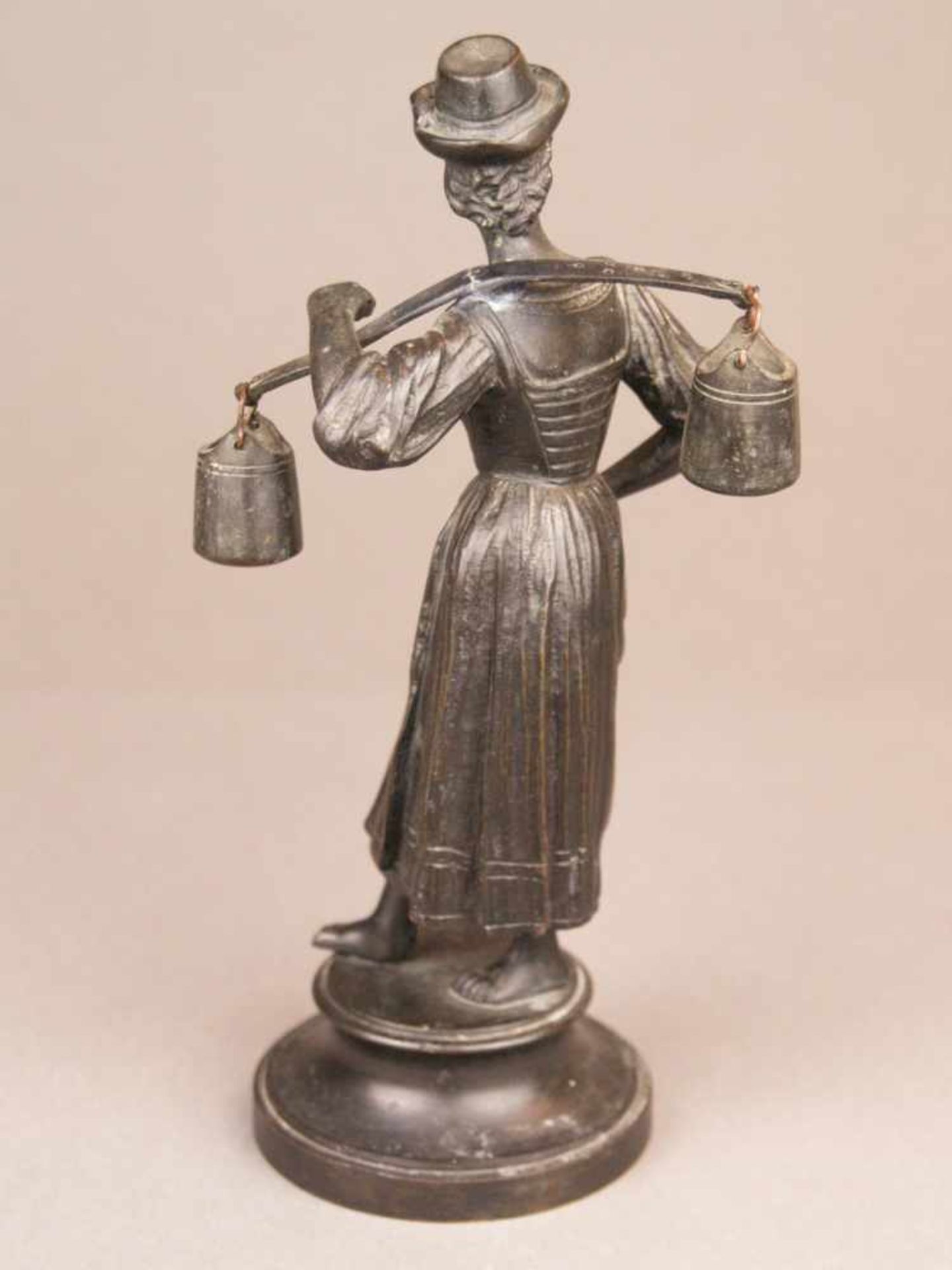 Die Wasserträgerin - Eisenfigur, Darstellung einer jungen Frau, zwei Eimer an einem Joch tragend, - Bild 2 aus 9