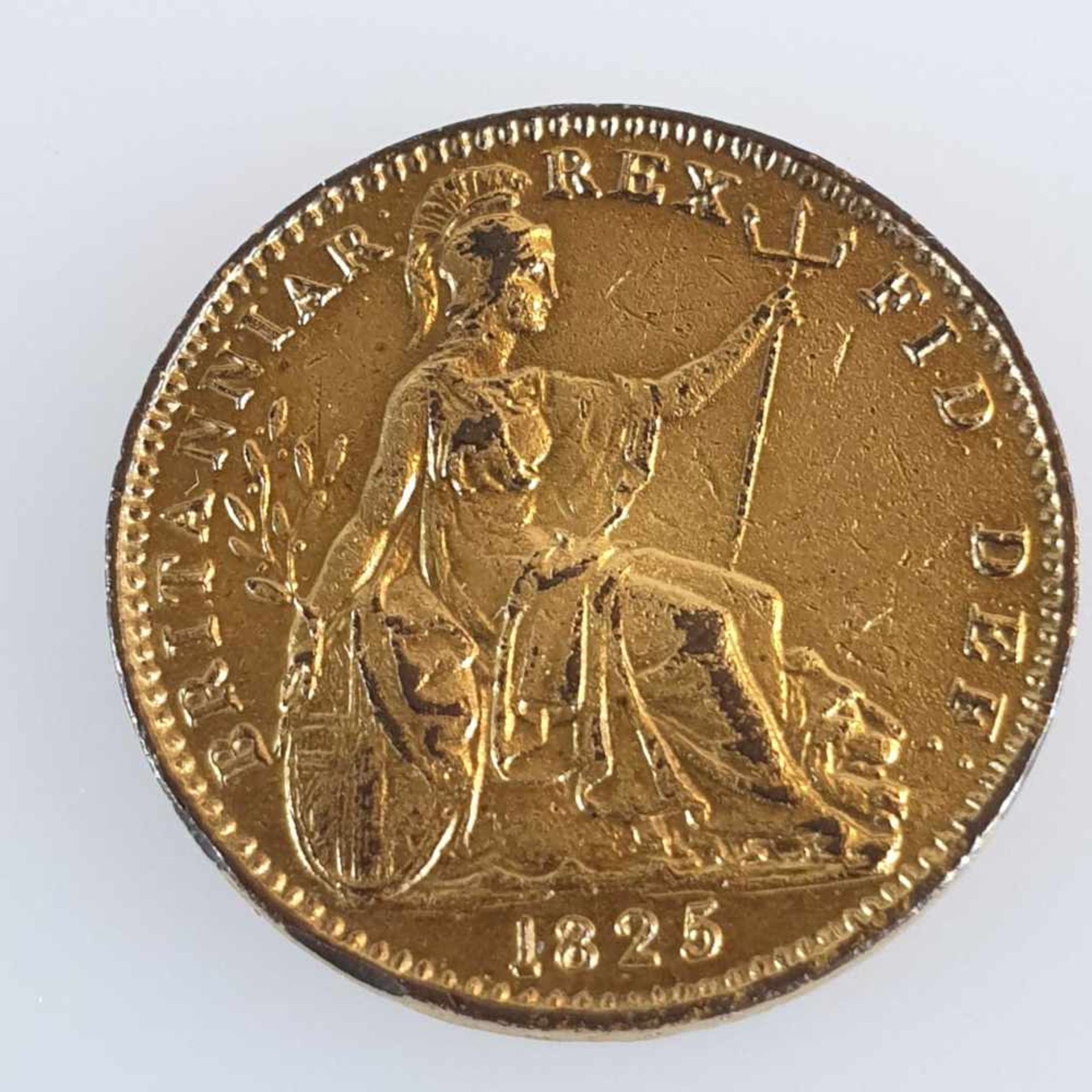 Britische Farthing-Münze -19.Jh.- dat.1825, Kupfer vergoldet, av. bekränztes Portrait von George - Bild 2 aus 4