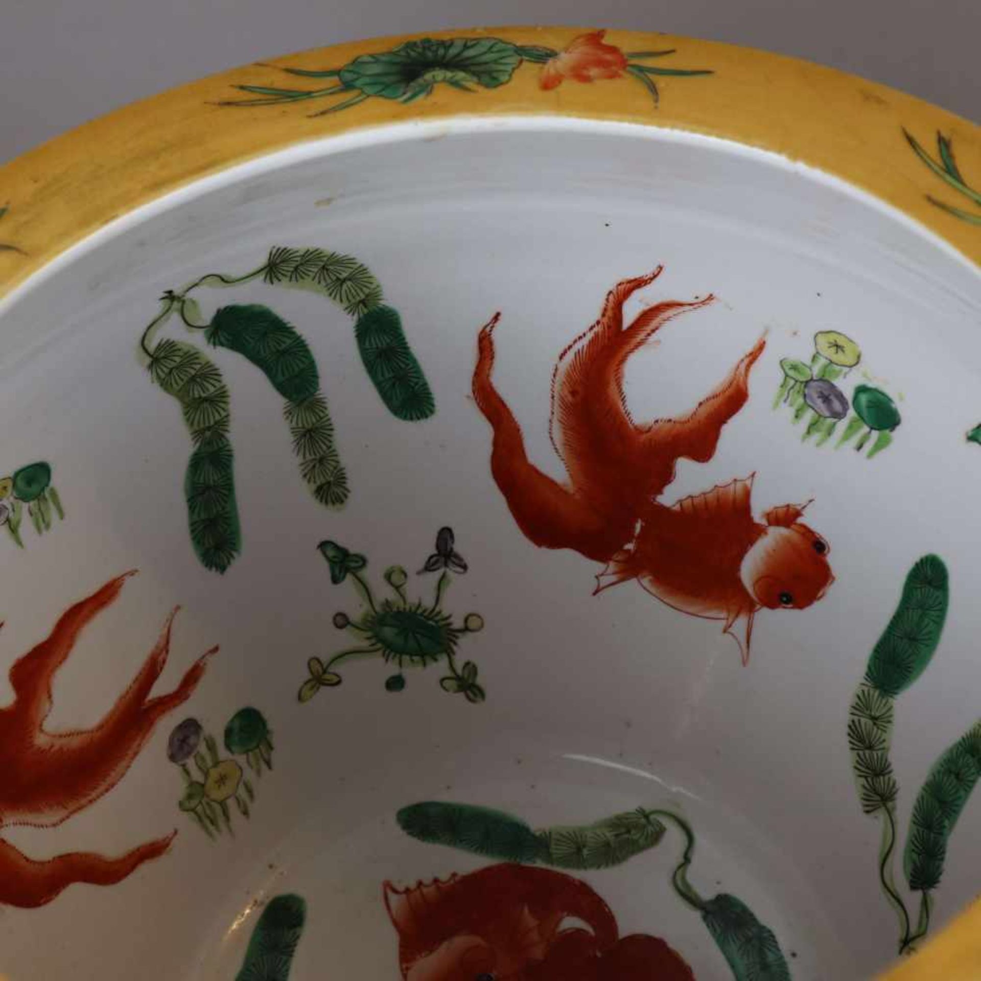 Fishbowl - China, 20.Jh., Porzellan, ansteigende Außenwandung sowie der abgesetzte breite Rand - Image 9 of 13