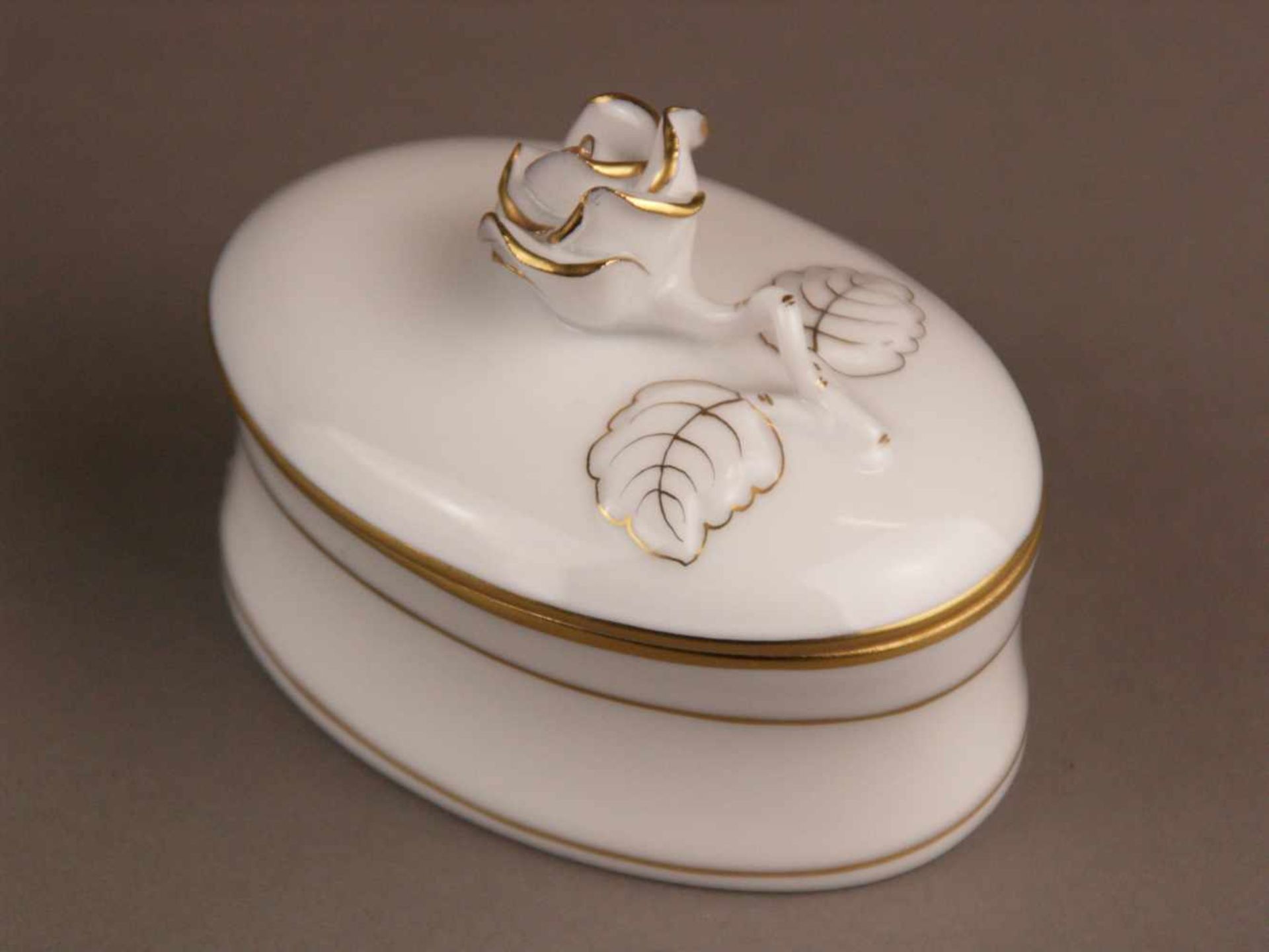 Zwei Deckeldosen - 1x Herend, ovale Form, Porzellan, weiß glasiert, Golddekor, Deckel mit - Bild 3 aus 4