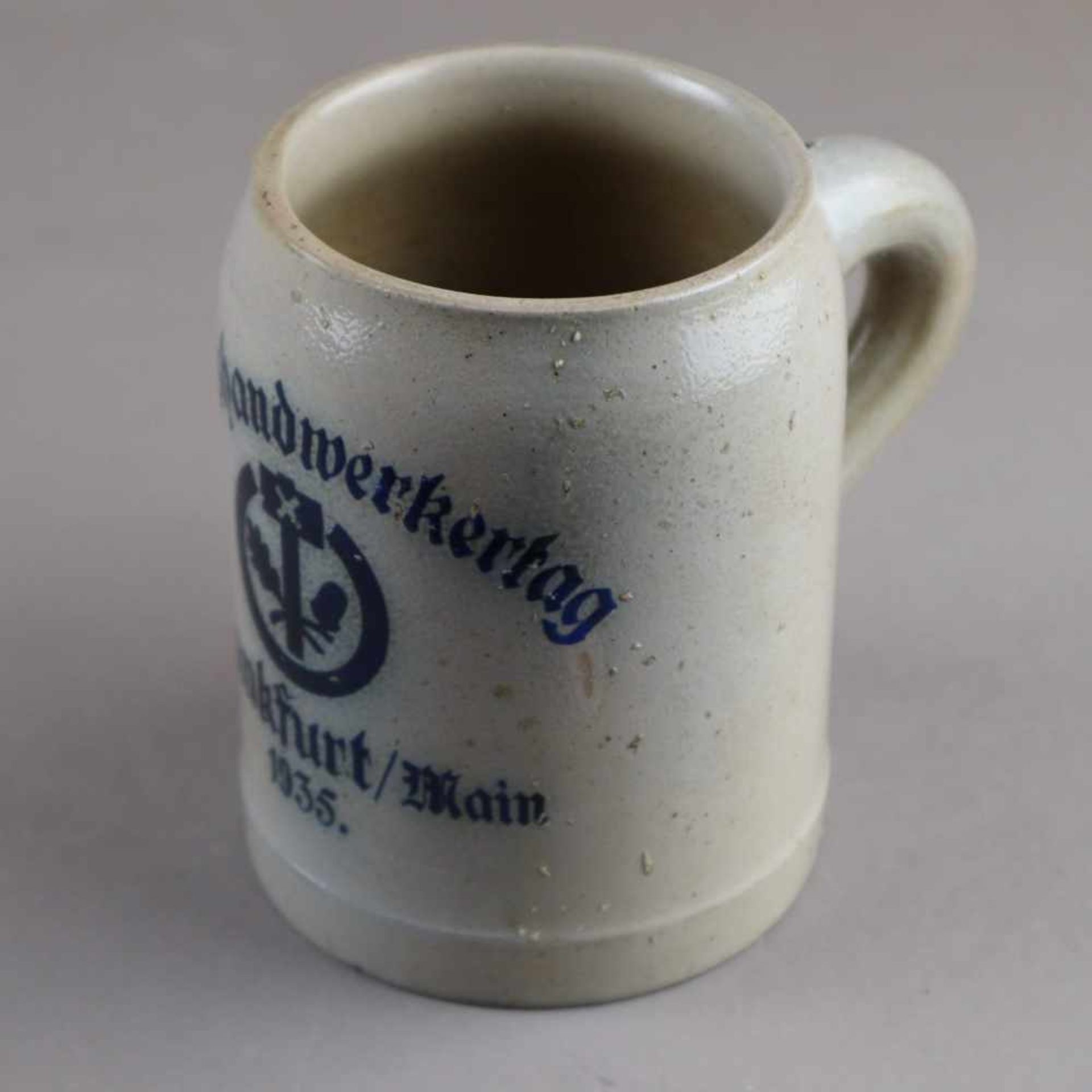 Bierkrug - graues Steinzeug, mit Aufschrift "Reichshandwerkertag Frankfurt/Main 1935", 0,5L,