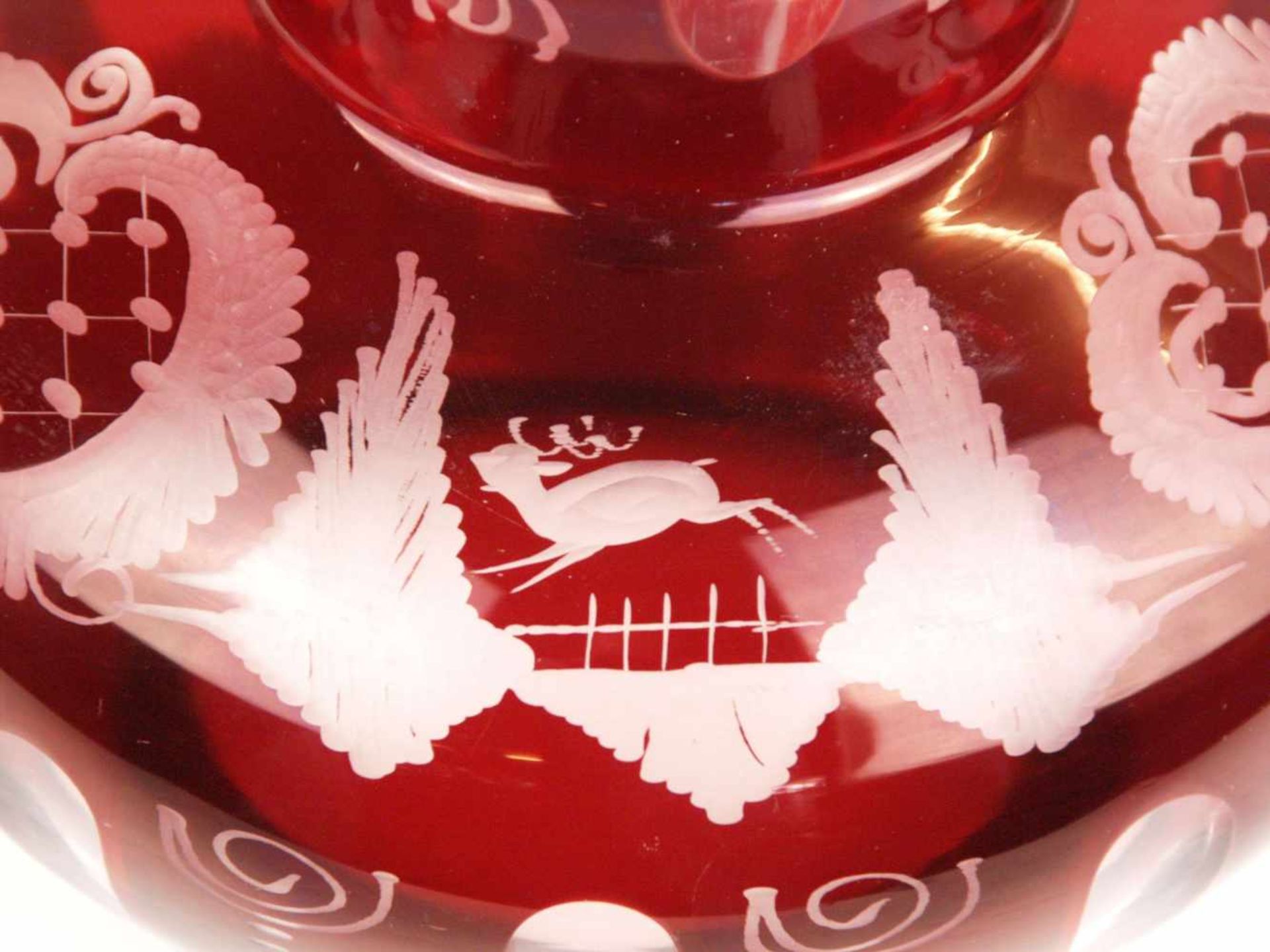 Große Glaskaraffe - Böhmen 20.Jh., farbloses Glas mit rubinrotem Überfang, Dekor geschnitten und - Bild 9 aus 10