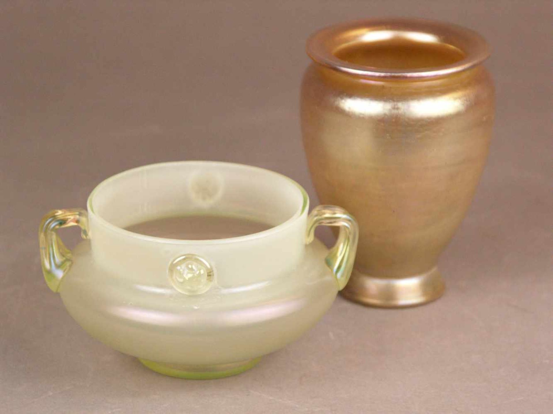 Kleine Vase und Henkelschale - irisiertes Glas, mundgeblasen, beide auf rundem Stand, Boden mit