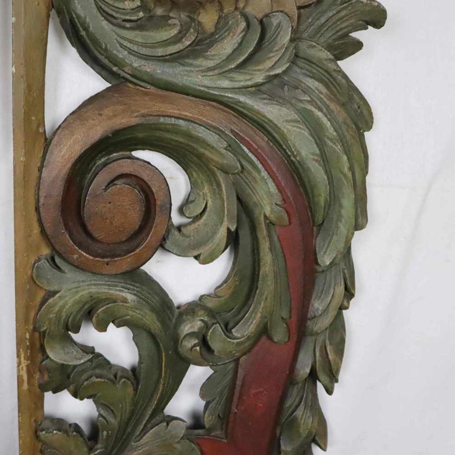 Flügelförmige Orgelzier - wohl 18.Jh, 2-tlg, Holz, geschnitzt, farbig gefast, durchbrochen - Bild 6 aus 9