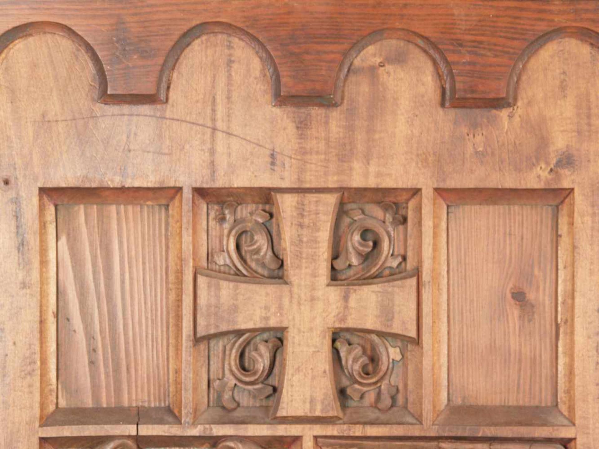 Paar Emporenpaneele mit Evangelistensymbolen - Holz gebeizt, geschnitzt, zwei rechteckige - Bild 2 aus 14