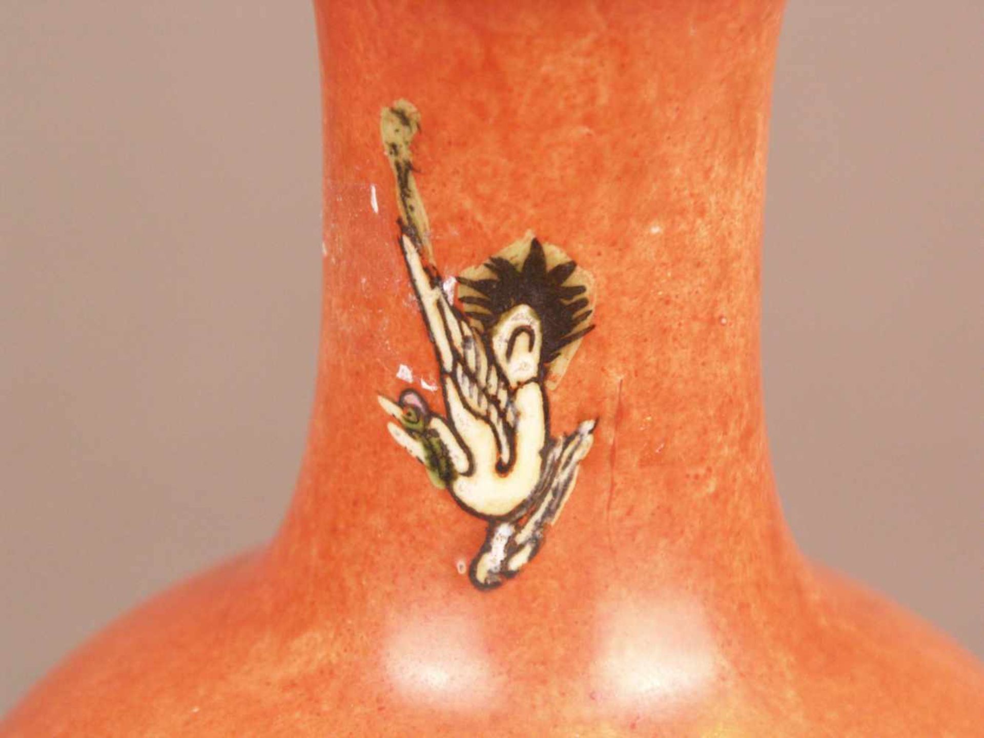 Vase - Tian qiu ping, rote Glasur in der Art der Pfirsichblütenglasuren sowie Darstellung zweier - Bild 4 aus 8