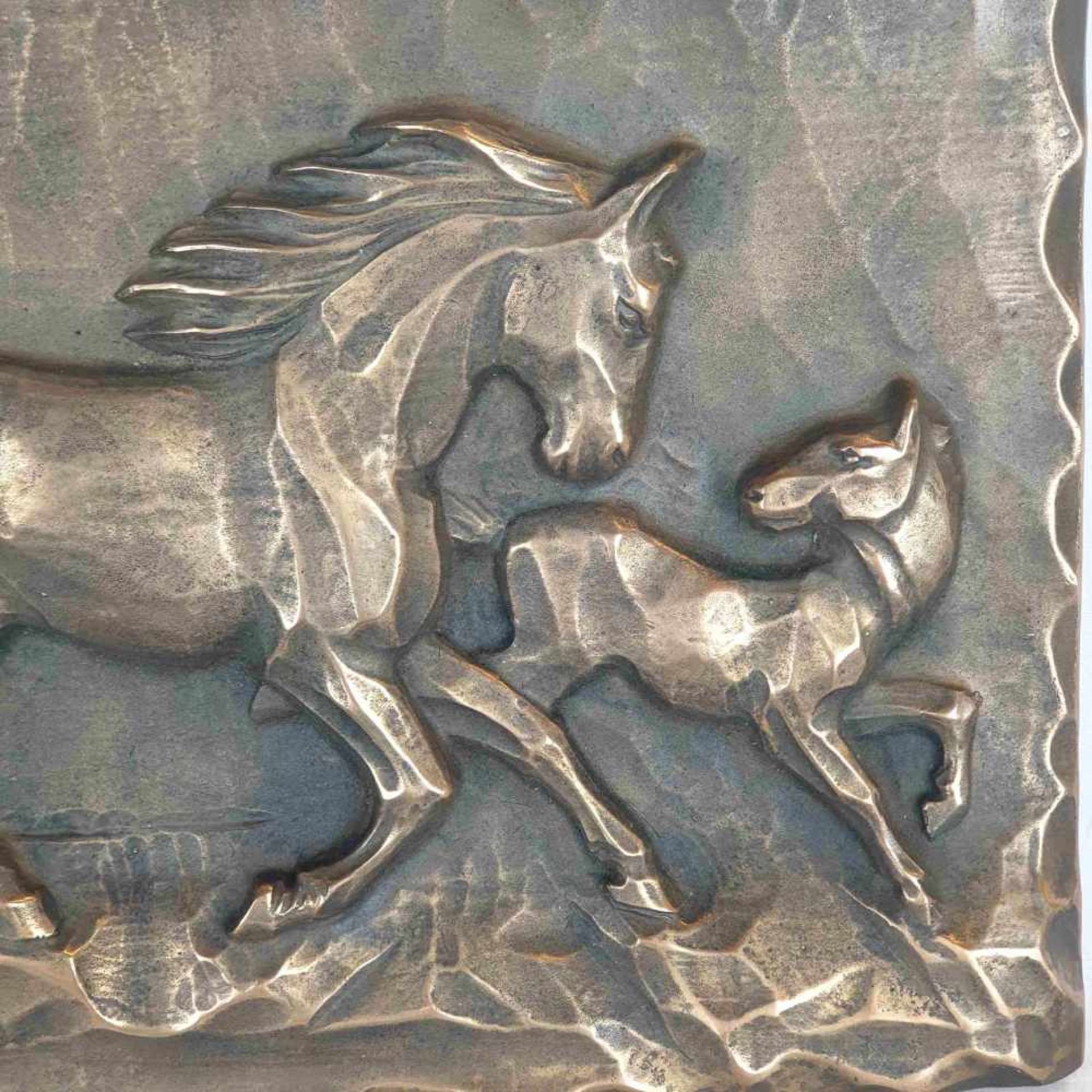 Bronzerelief "Pferd mit Fohlen" - Bronze, patiniert, rückseitig Gießerstempel 'Gütezeichen Kunstguss - Bild 2 aus 4