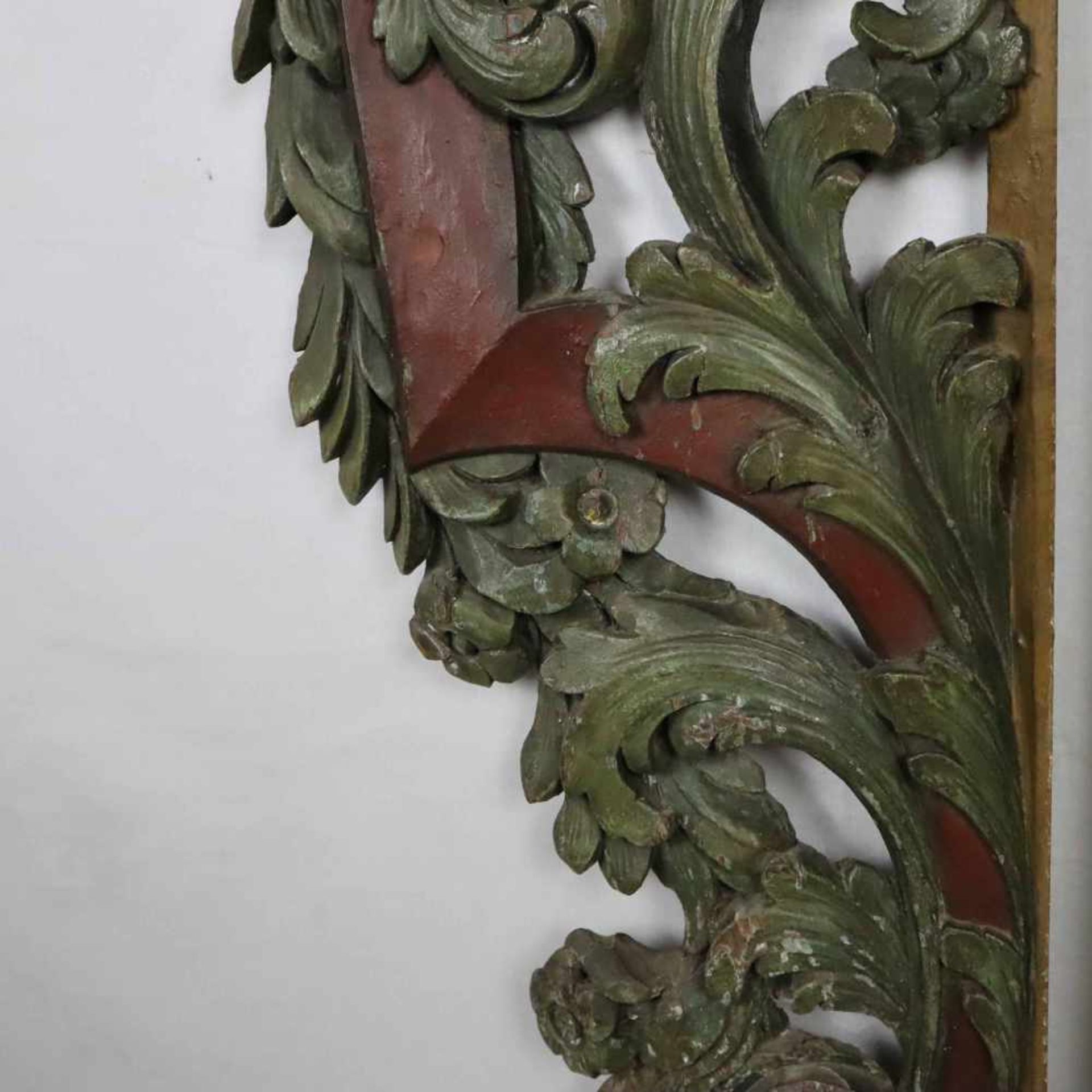 Flügelförmige Orgelzier - wohl 18.Jh, 2-tlg, Holz, geschnitzt, farbig gefast, durchbrochen - Bild 7 aus 9