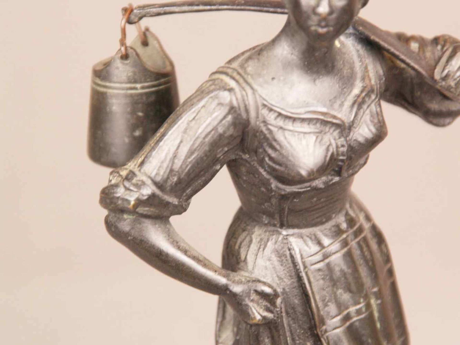 Die Wasserträgerin - Eisenfigur, Darstellung einer jungen Frau, zwei Eimer an einem Joch tragend, - Bild 4 aus 9