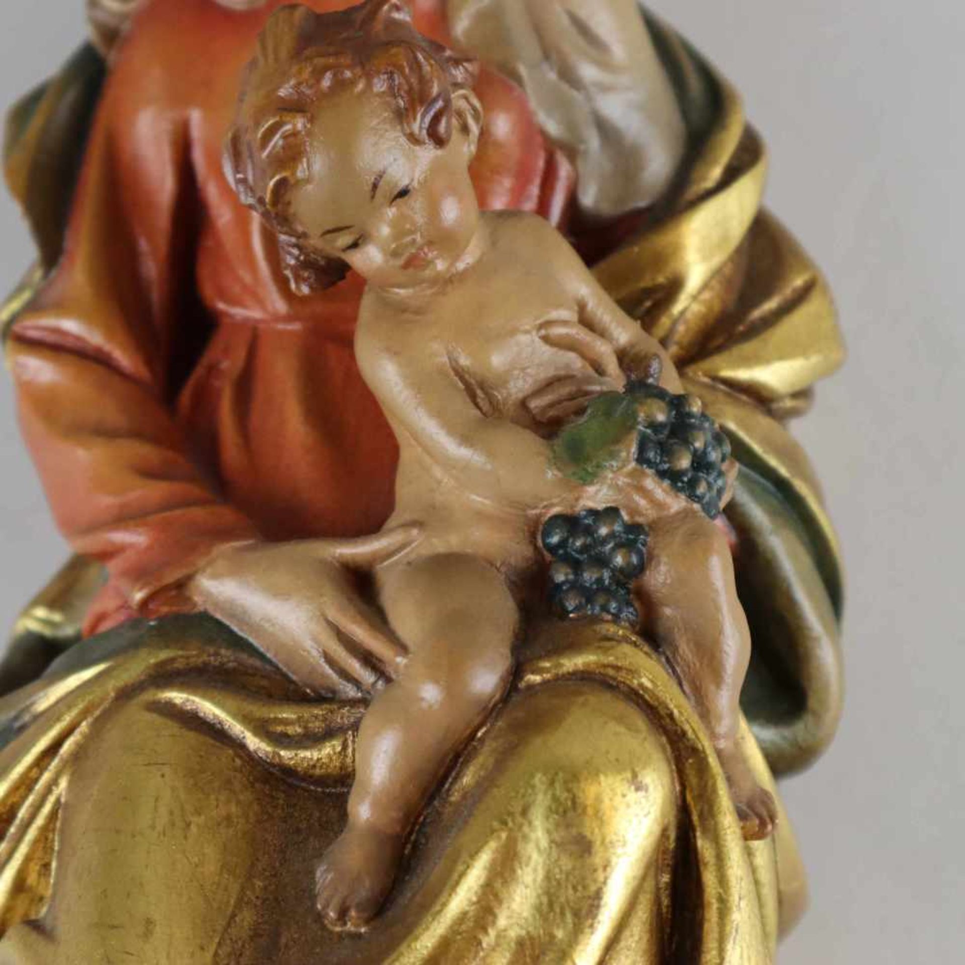 Thronende Madonna mit Kind - Südtirol 20. Jahrhundert, Holz, vollrund geschnitzt, polychrom und gold - Bild 4 aus 8