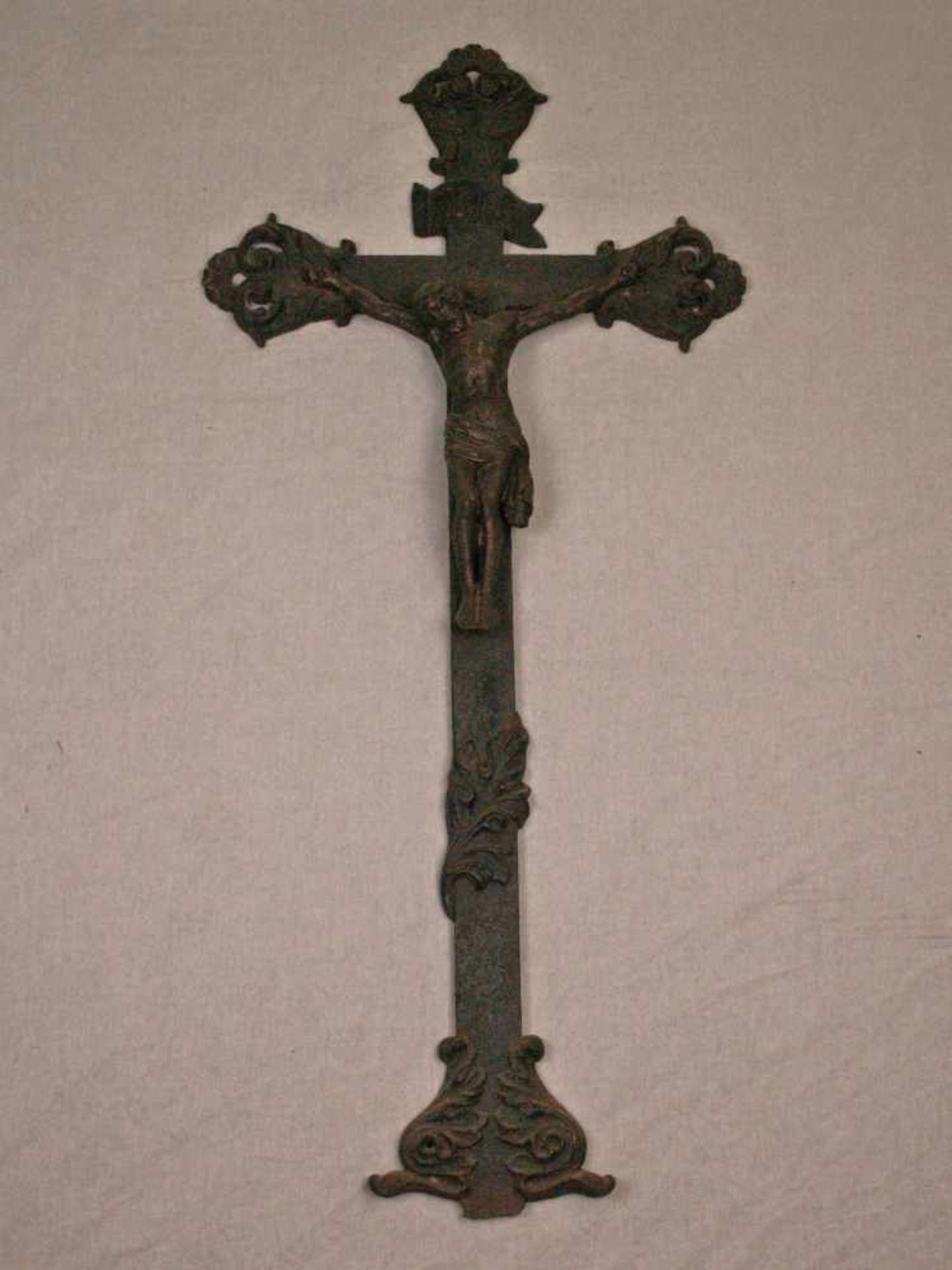Kruzifix - schwerer Eisenguss, Christus im Vier-Nagel-Typus mit Dornenkrone und zur Seite