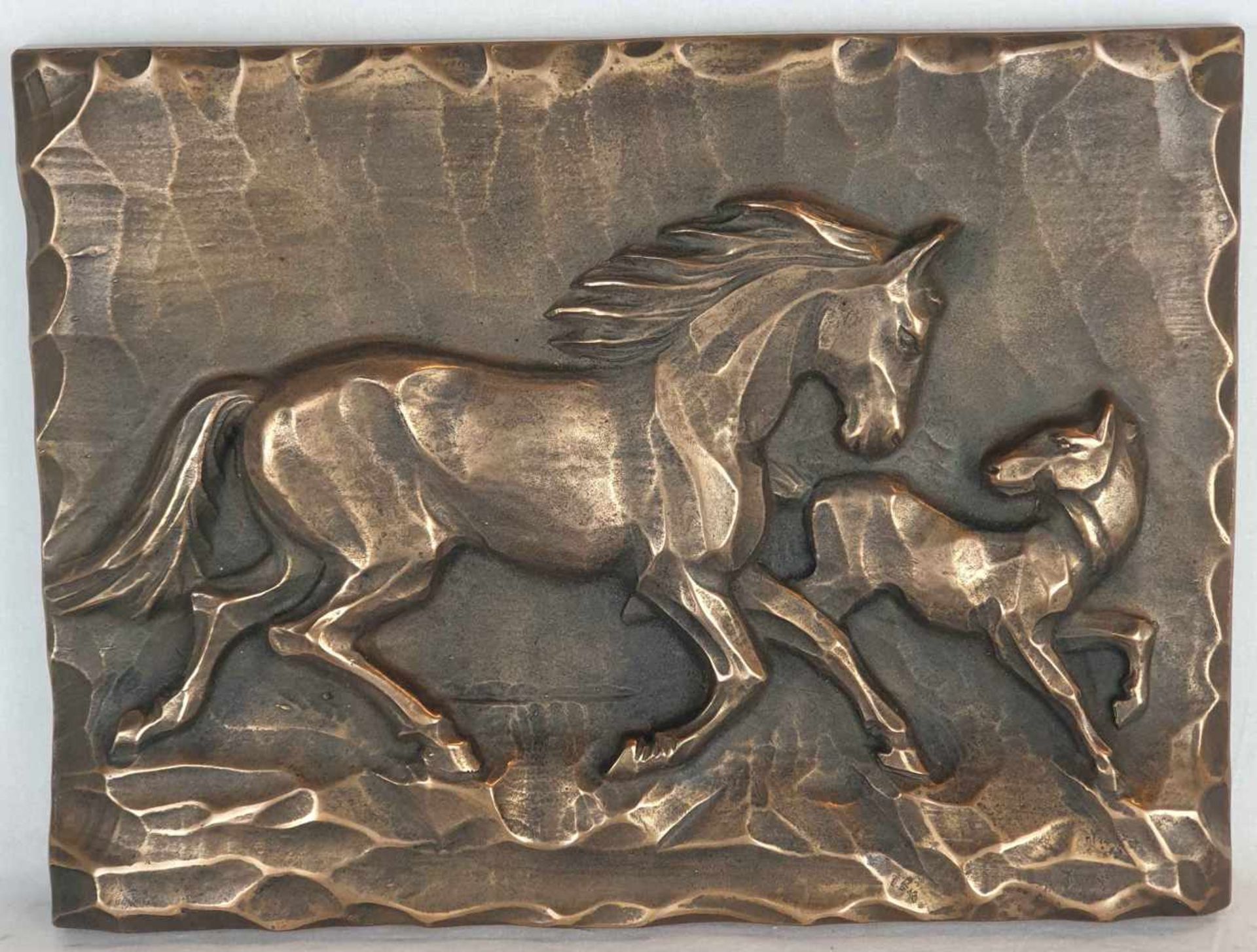 Bronzerelief "Pferd mit Fohlen" - Bronze, patiniert, rückseitig Gießerstempel 'Gütezeichen Kunstguss