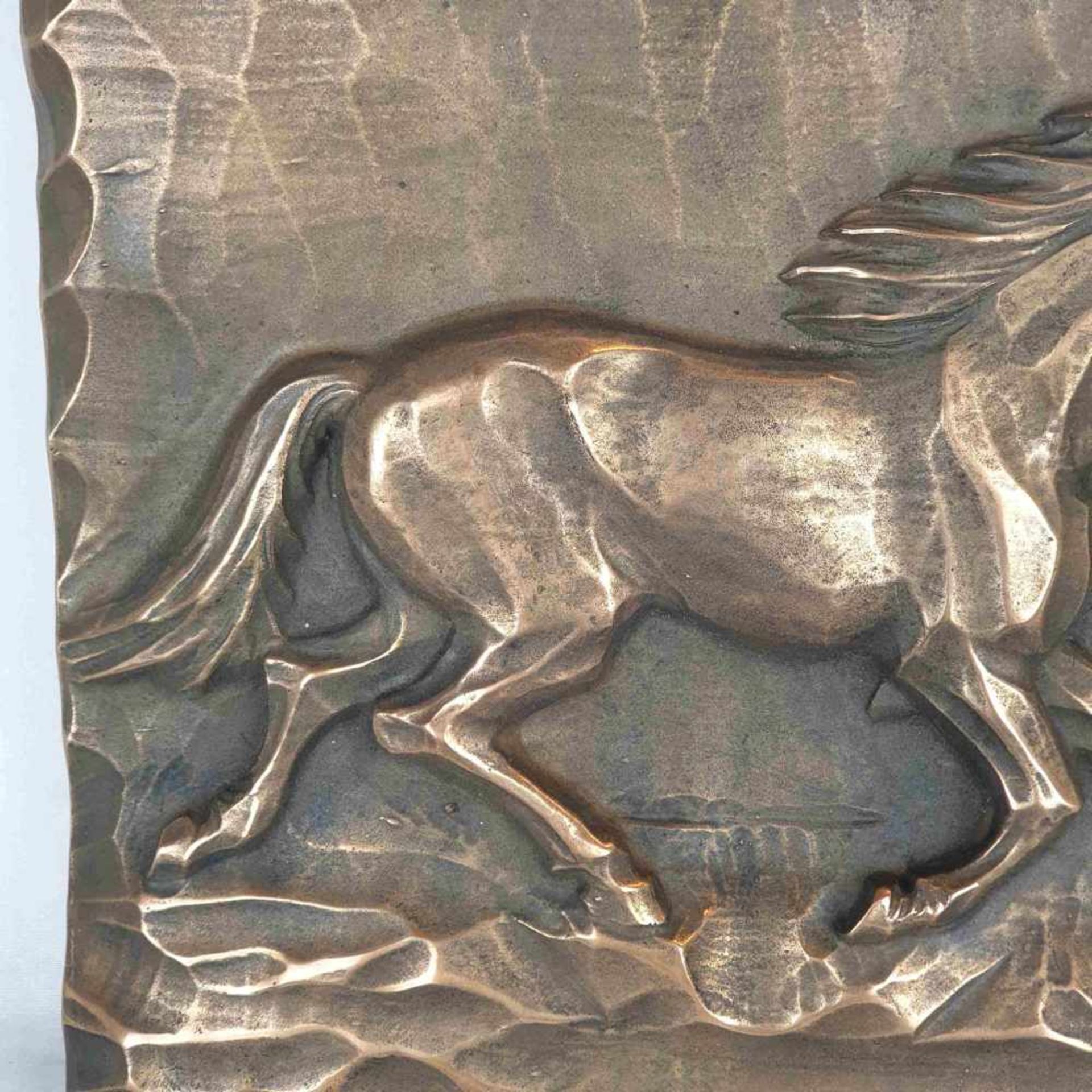 Bronzerelief "Pferd mit Fohlen" - Bronze, patiniert, rückseitig Gießerstempel 'Gütezeichen Kunstguss - Bild 3 aus 4