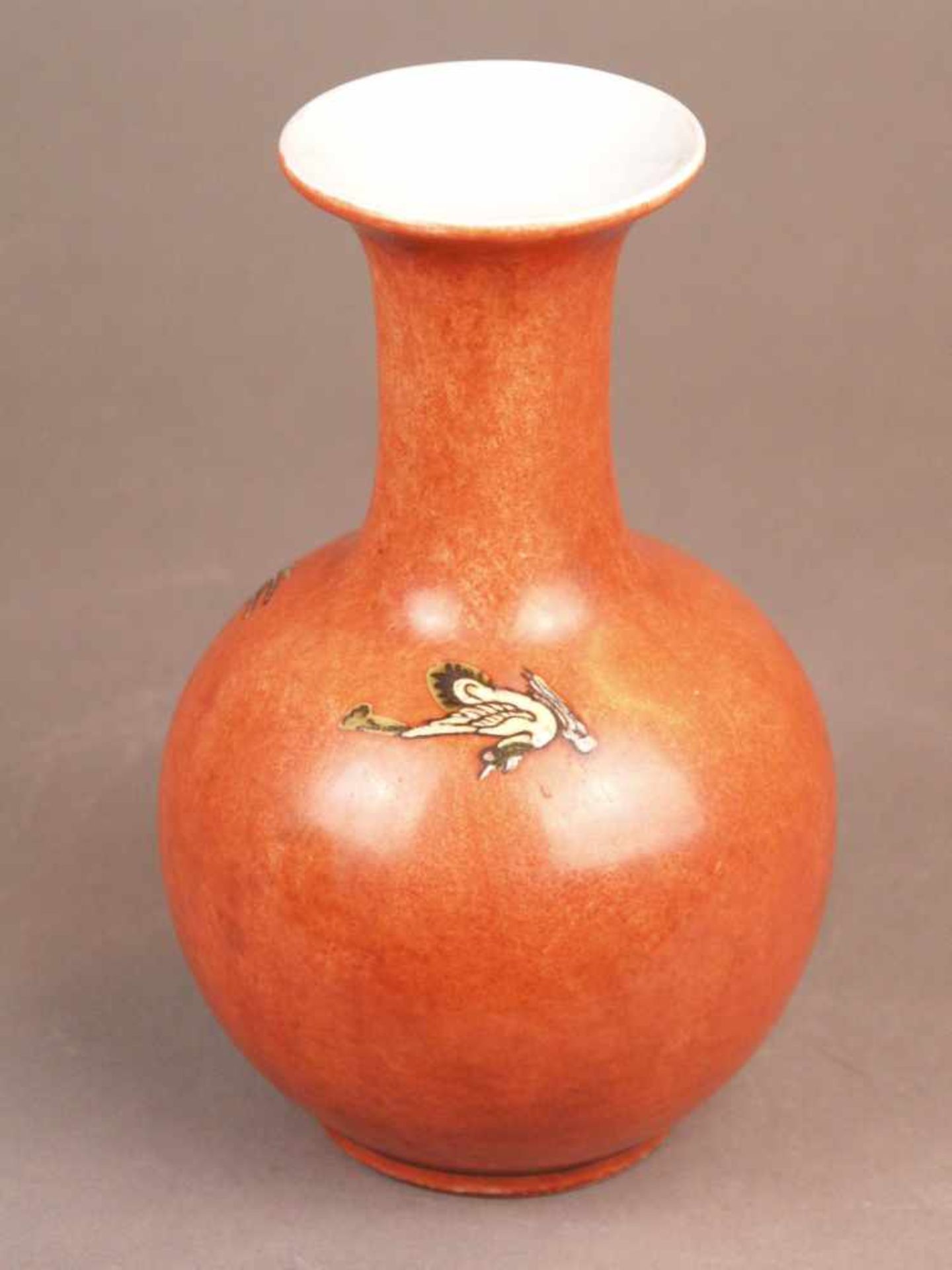Vase - Tian qiu ping, rote Glasur in der Art der Pfirsichblütenglasuren sowie Darstellung zweier - Bild 2 aus 8
