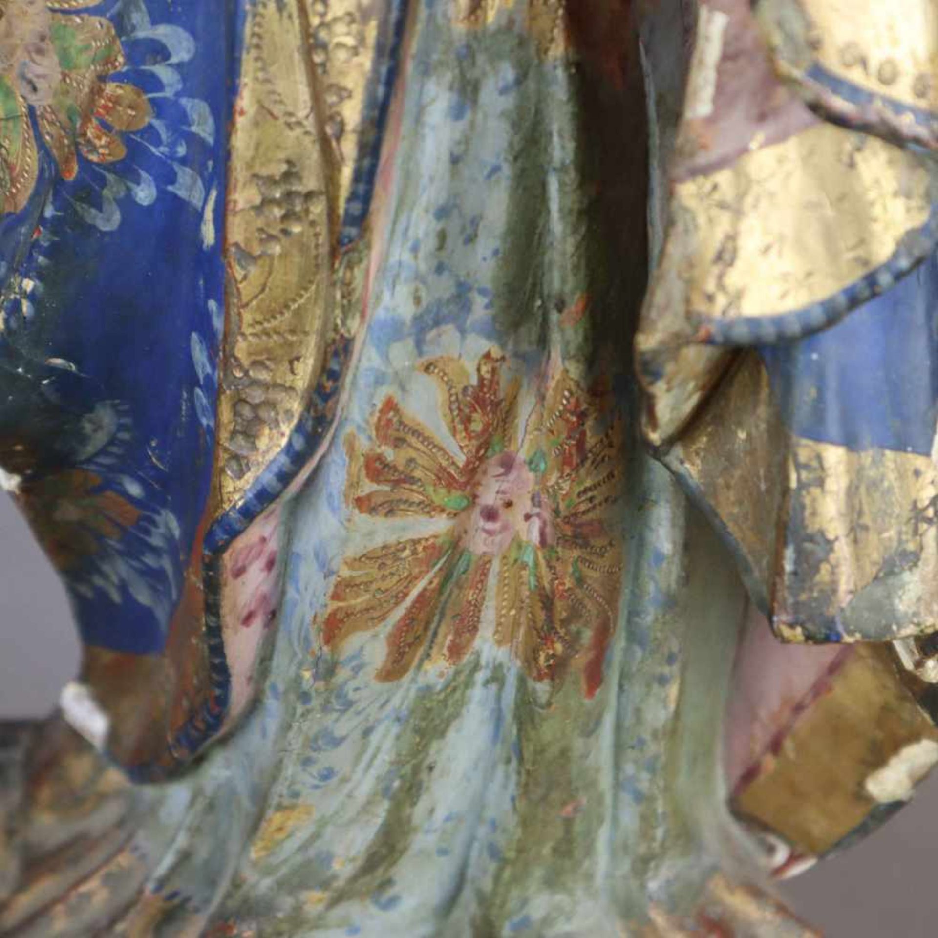 Madonna mit Kind - wohl Spanien 18.Jh., Holz, plastisch geschnitzt, Reste farbiger und goldener - Bild 11 aus 17