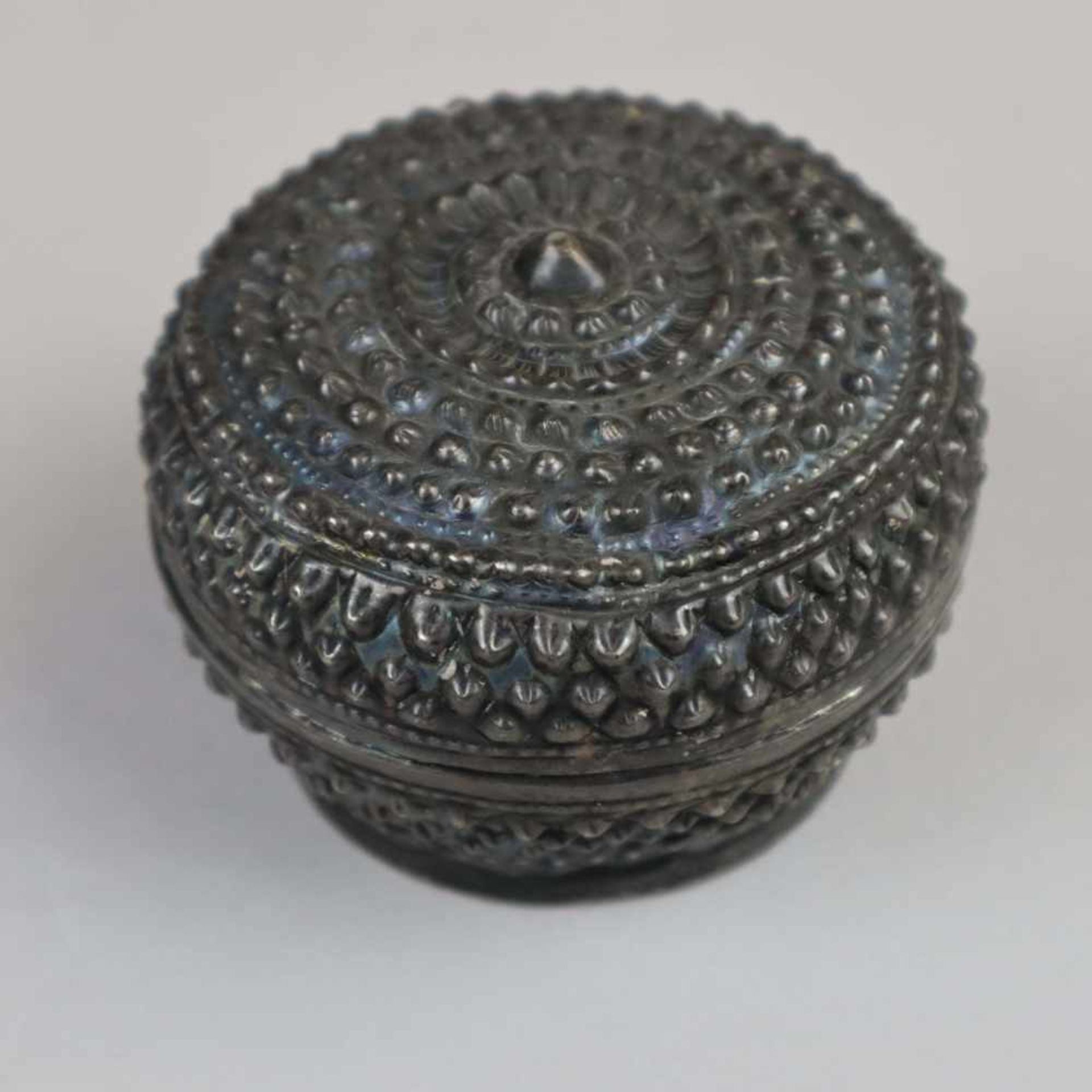 Orientalische Silberdose - auf rundem Standring, Korpus und Stülpdeckel mit reichem Reliefdekor,
