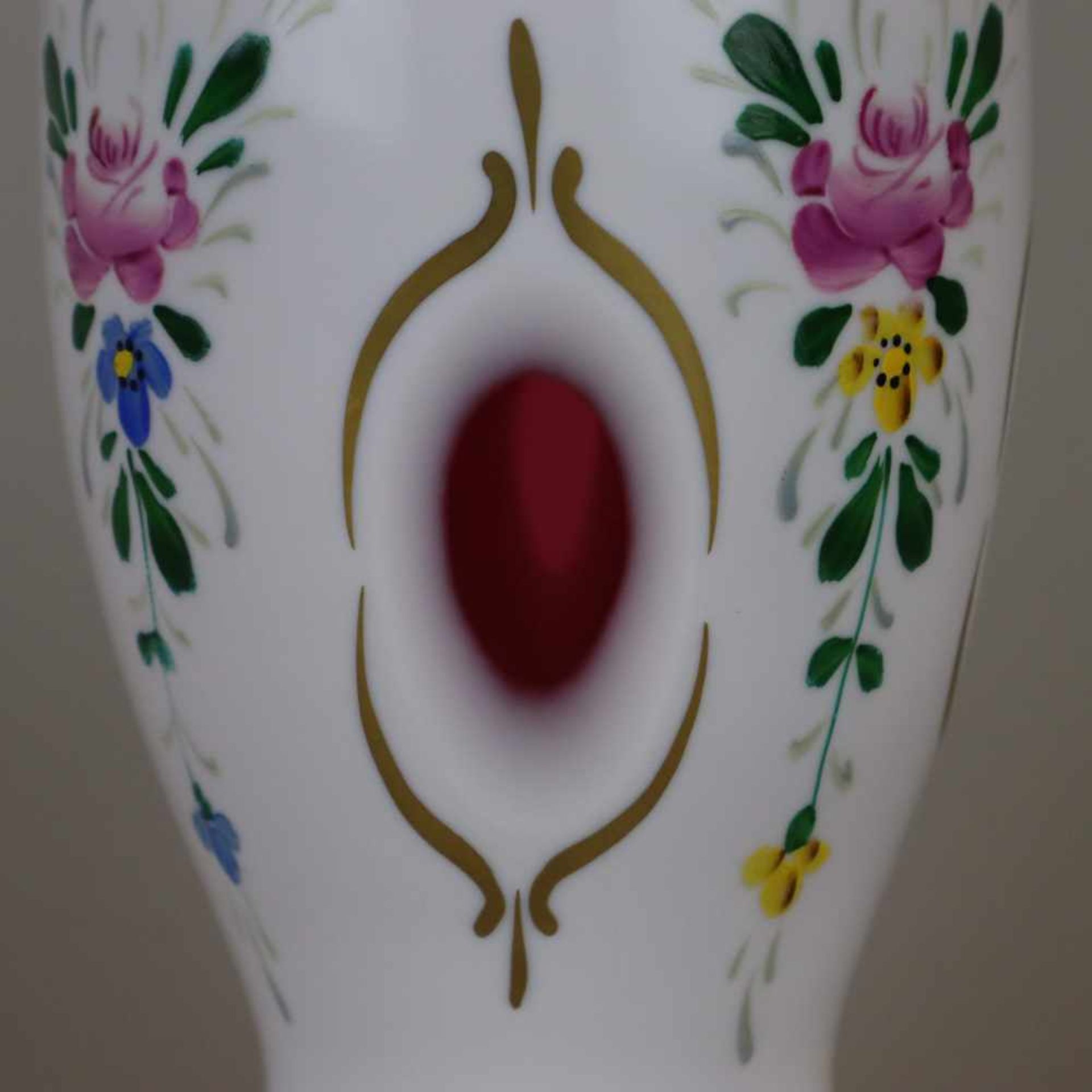 Ranftbecher/Vase - Böhmen nach 1900, rot gefärbtes Kristallglas mit Milchglasüberfang, - Bild 4 aus 7