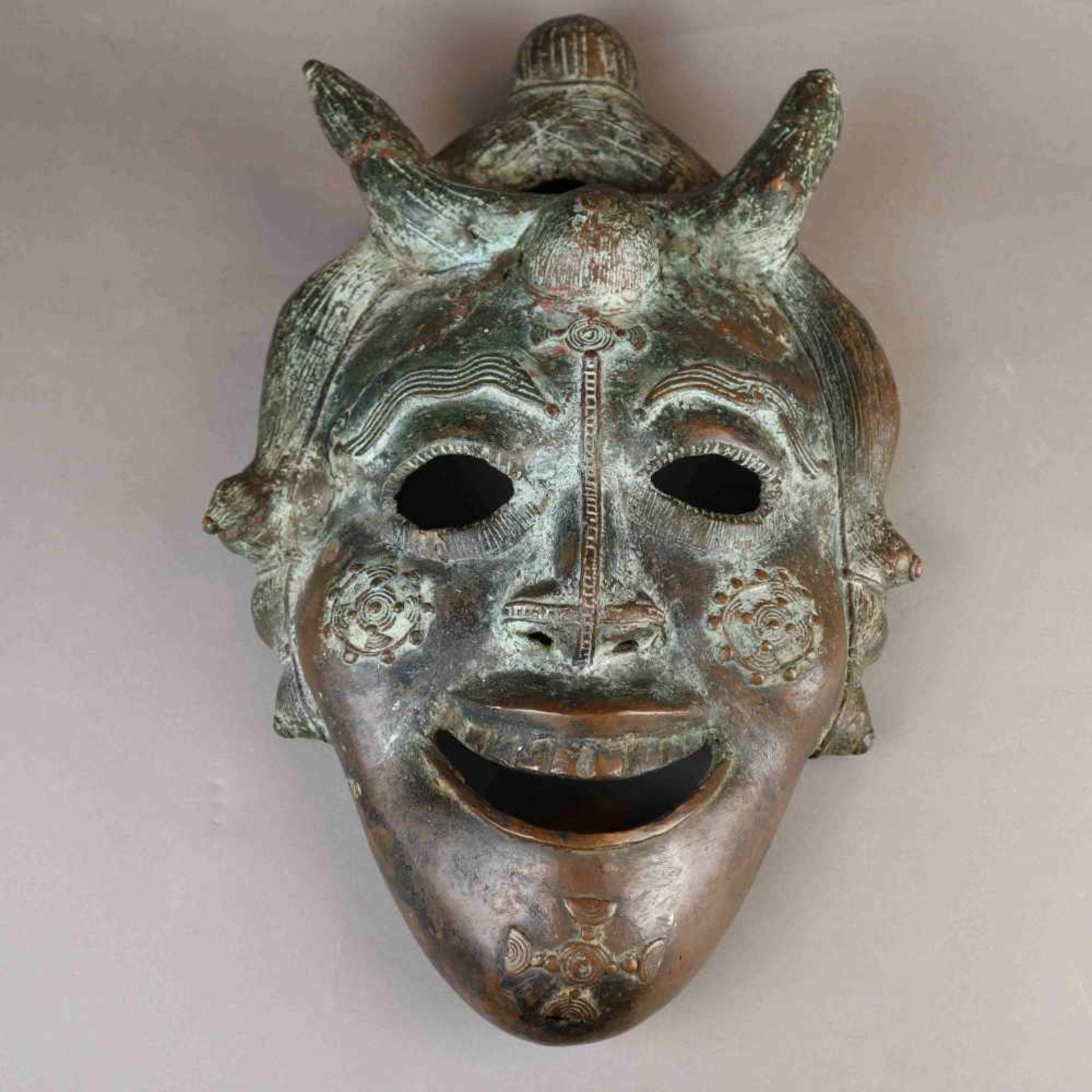 Alte Bronzemaske - Bronze grün patiniert, längliche Maske mit Hörnern, Gesicht mit geöffnetem