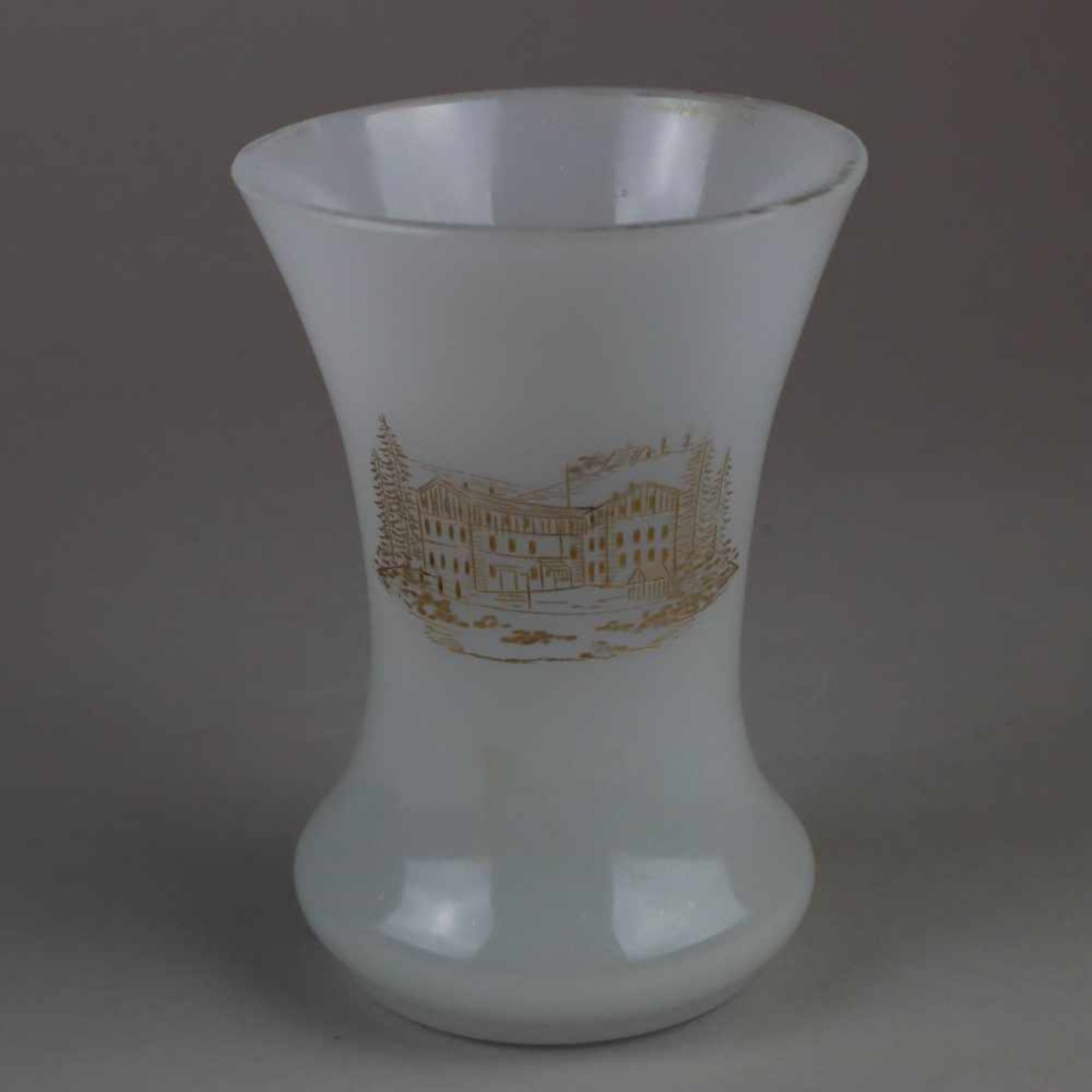 Zwei Badegläser - 19.Jh., 1x weißes Opalglas, schauseitig Golddekor mit Ansicht eines Kurhauses in - Bild 5 aus 7