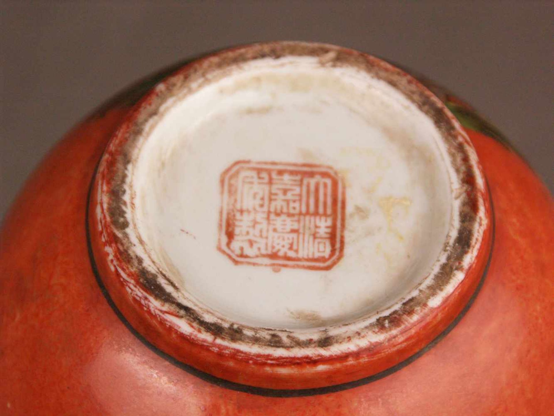 Vase - Tian qiu ping, rote Glasur in der Art der Pfirsichblütenglasuren sowie Darstellung zweier - Bild 8 aus 8