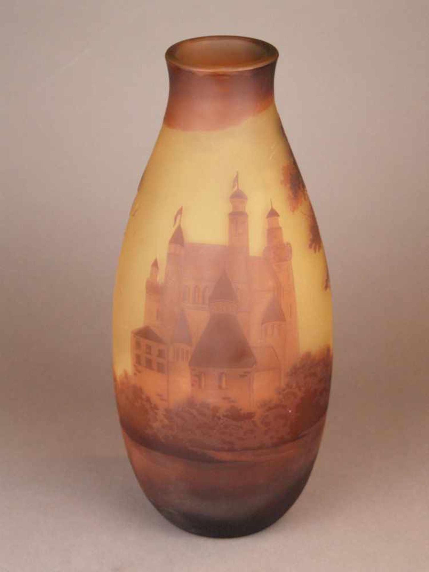 Jugendstil-Vase mit mittelalterlicher Burgansicht - ovoide Form, farbloses Glas, rotbraun