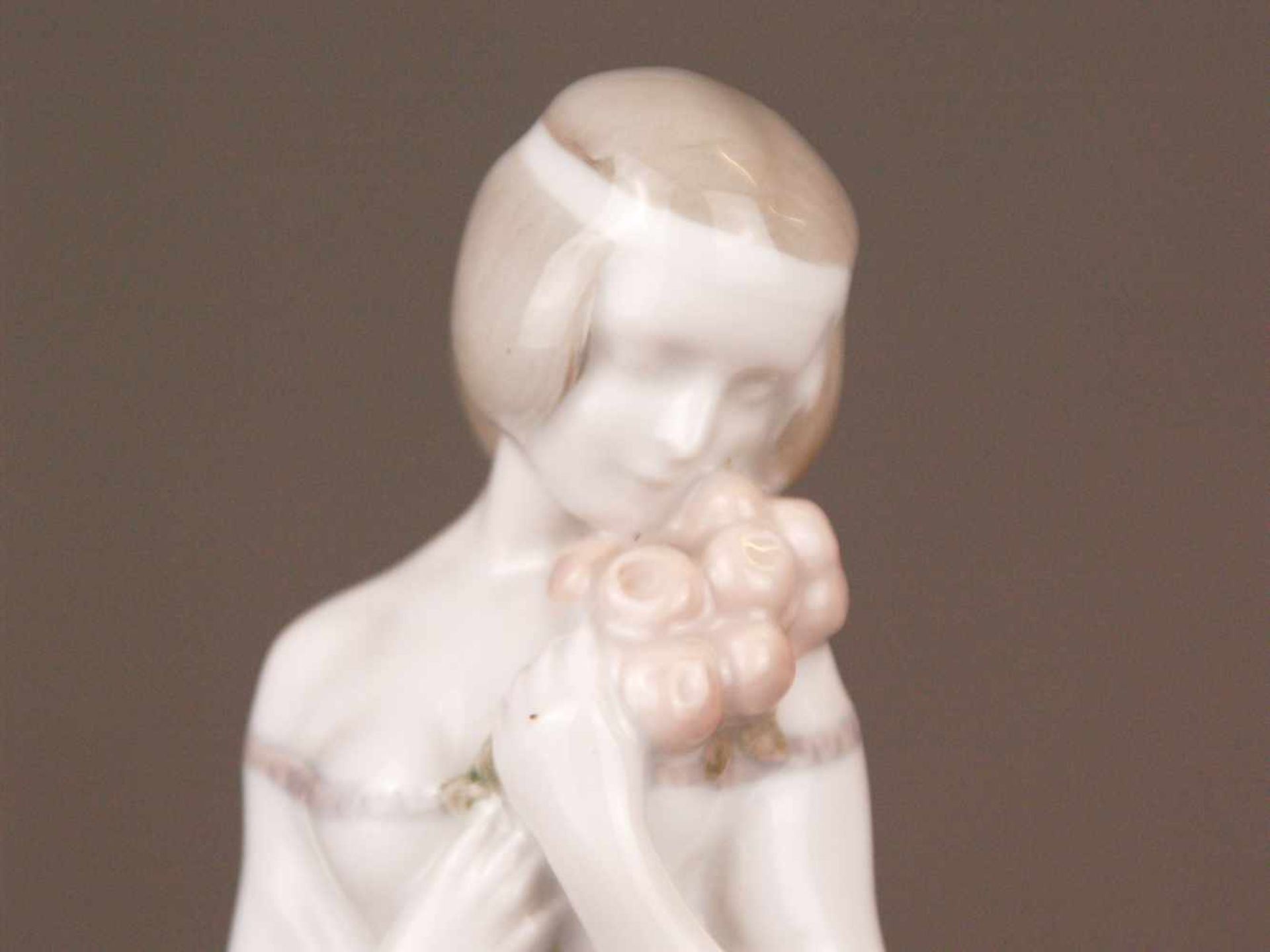 Jugendstil-Figur "Rosenmädchen"- Rosenthal, Kunstabteilung Selb, Entwurf A. Caasmann (1886 - 1968) - Bild 3 aus 7