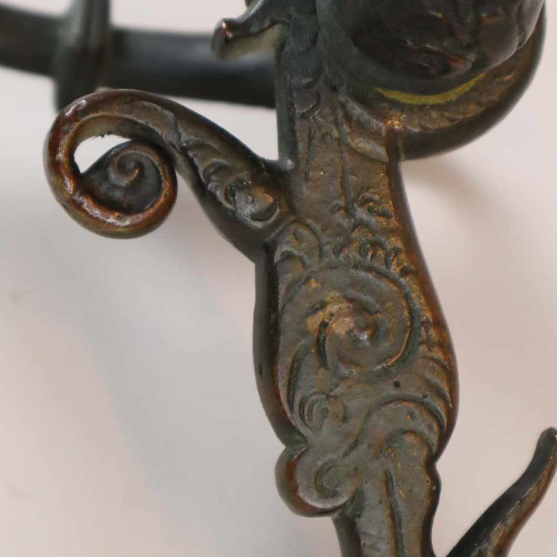 Türklopfer - Bronze, gegossen, dunkel patiniert, Dekor mit antropomorpher Figur und Voluten, - Bild 4 aus 6