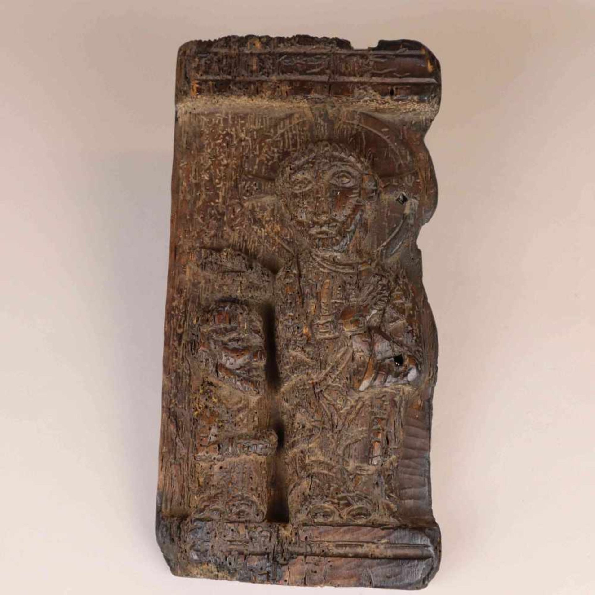 Alte Holzschnitzerei "Taufe Jesu" - hochrechteckige Holzplatte mit Relief, darauf Johannes der