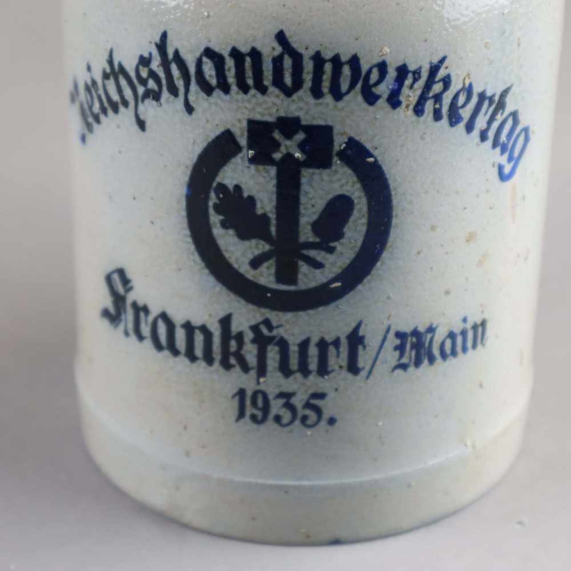 Bierkrug - graues Steinzeug, mit Aufschrift "Reichshandwerkertag Frankfurt/Main 1935", 0,5L, - Bild 2 aus 5