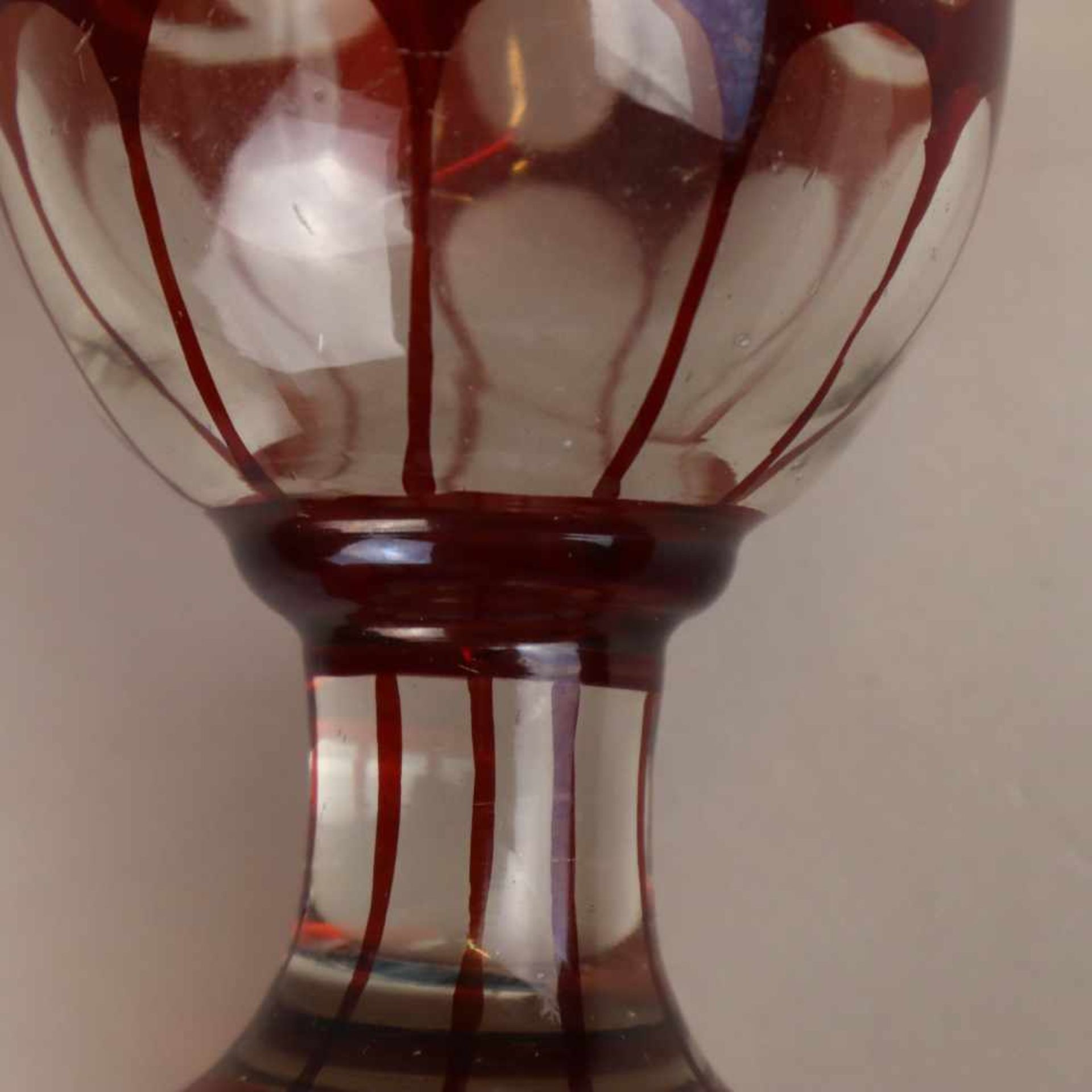 Fußbecher - 19.Jh., farbloses Glas rot überfangen, floraler Schliffdekor, ausgekugelter Bodenabriss, - Bild 6 aus 7