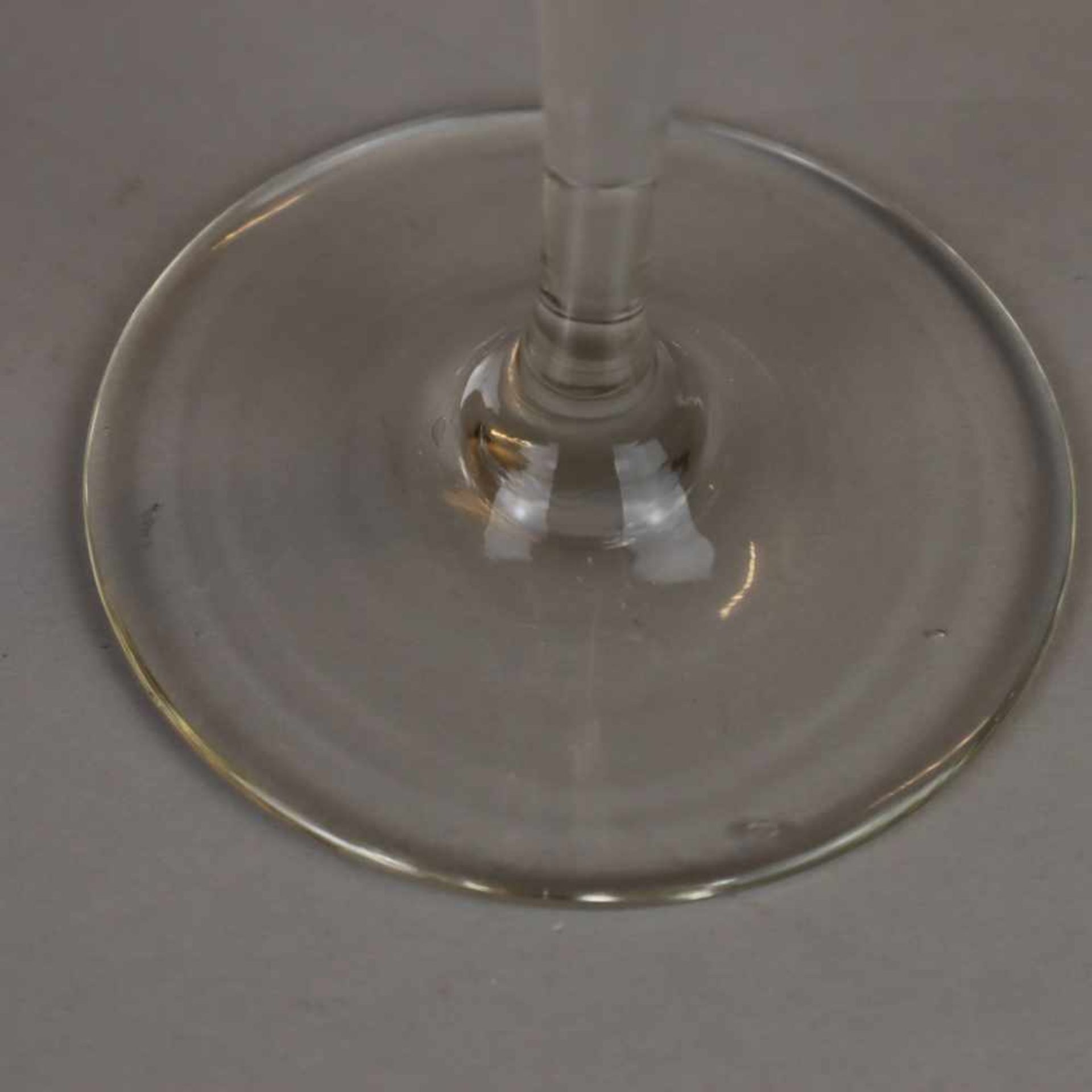Sechs Wein-Stängelgläser - farbloses Kristallglas, Kuppa mit umlaufendem Fächerschliff, langer - Bild 4 aus 4