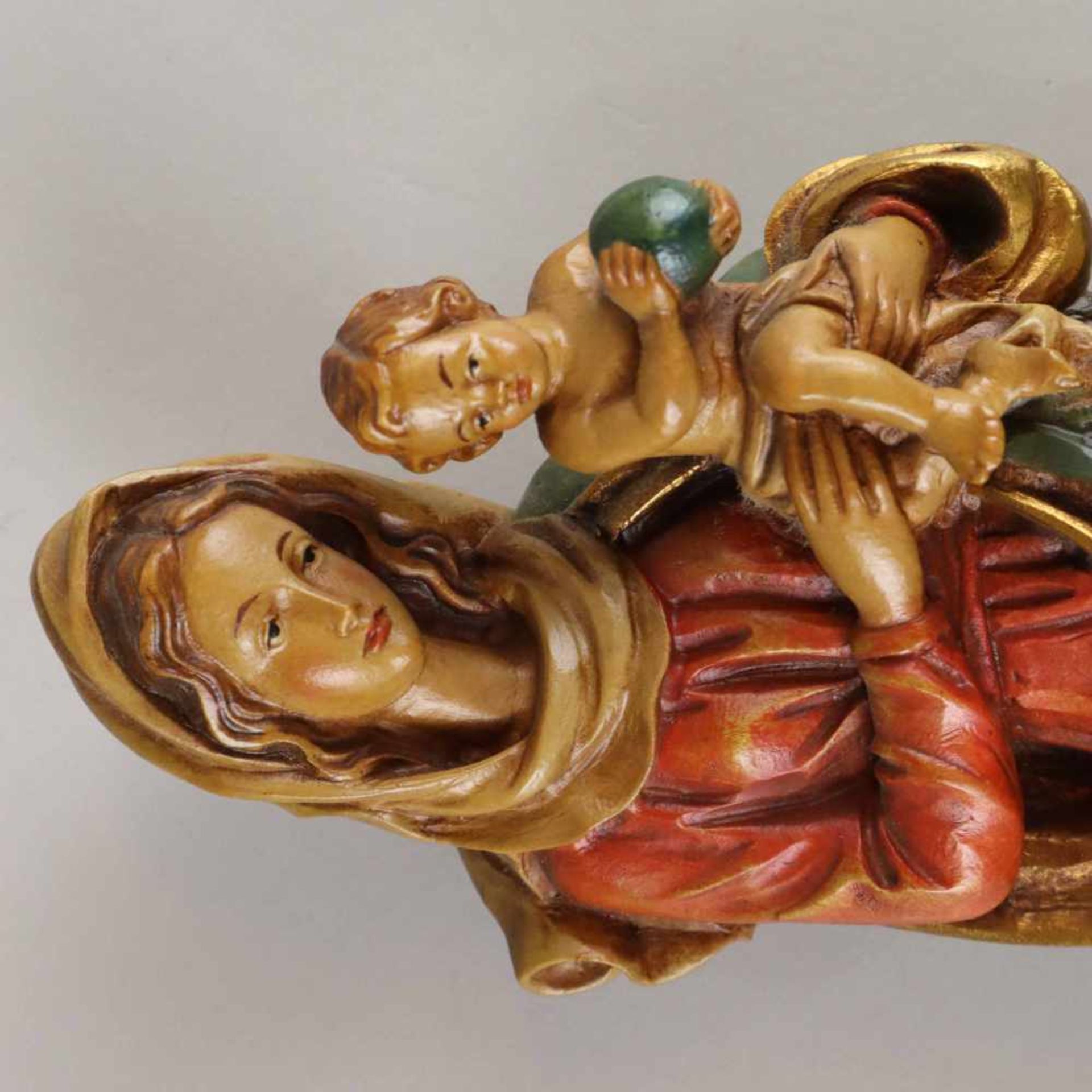 Madonna mit Kind - Südtirol, 20.Jh., Holz, vollrund geschnitzt, polychrom und gold gefasst, - Bild 5 aus 11