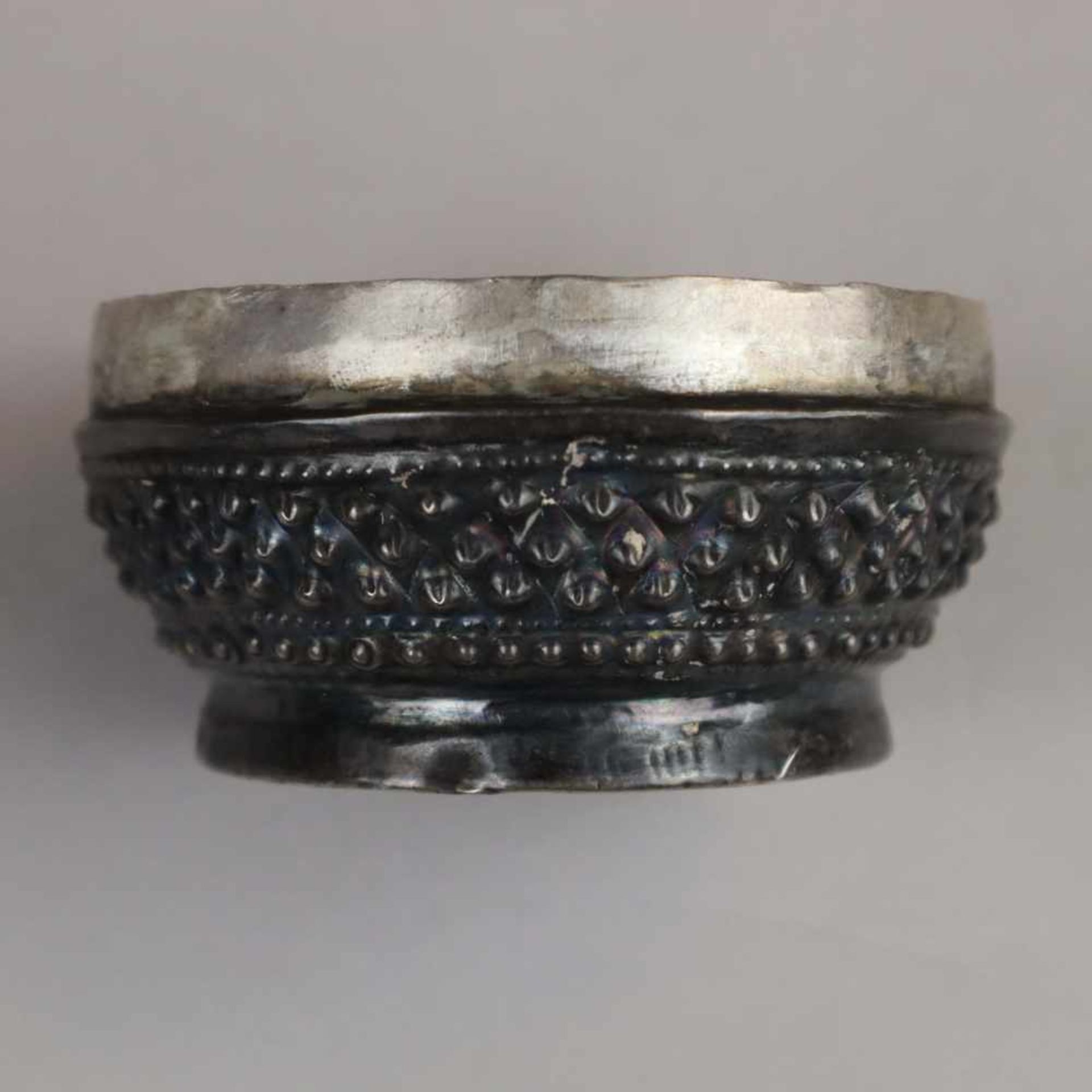 Orientalische Silberdose - auf rundem Standring, Korpus und Stülpdeckel mit reichem Reliefdekor, - Bild 4 aus 5
