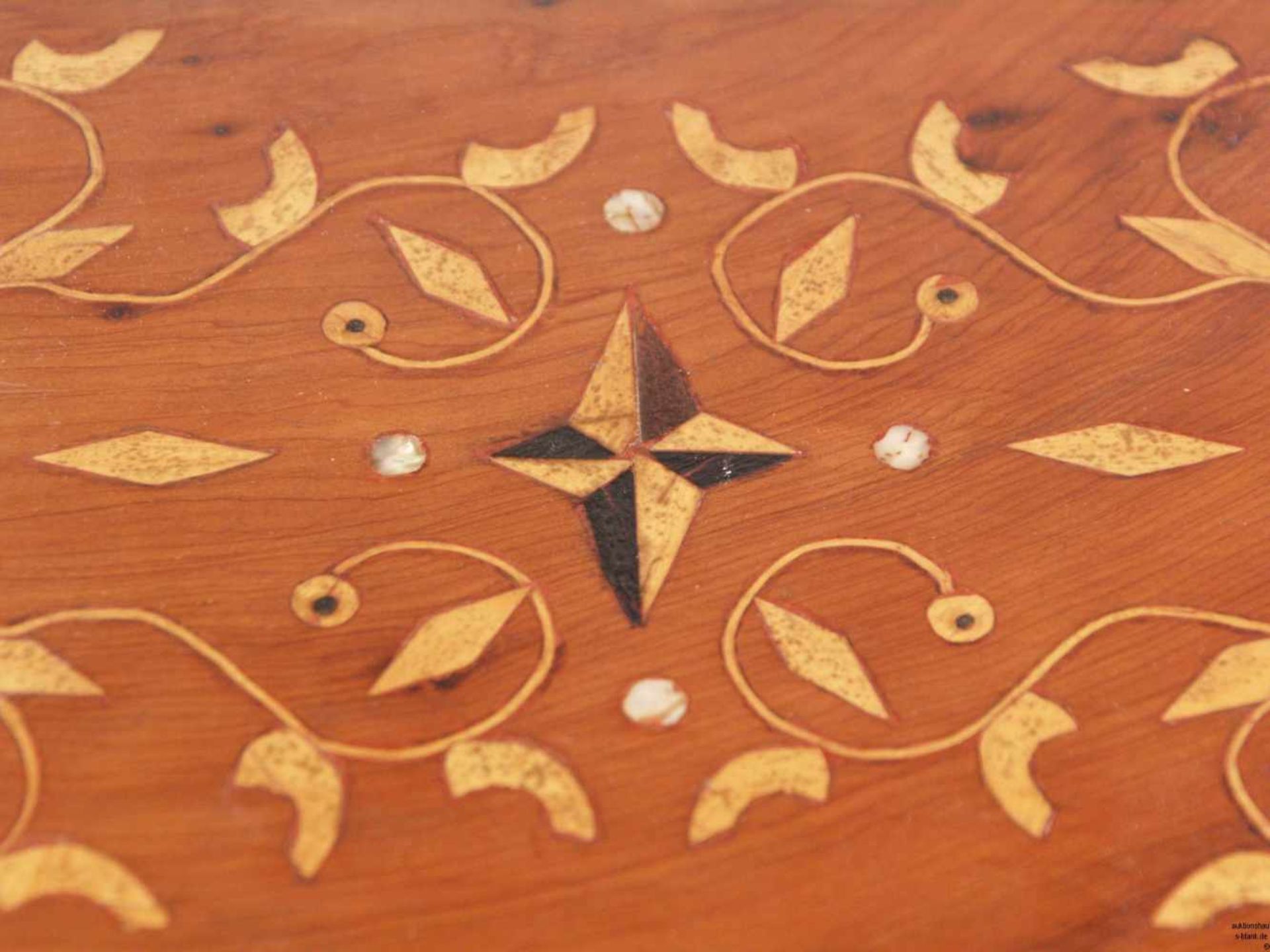 Nähkasten - rechteckige Form, Holz, Perlmutt- und Holzintarsien, geometrisches und florales - Bild 2 aus 8