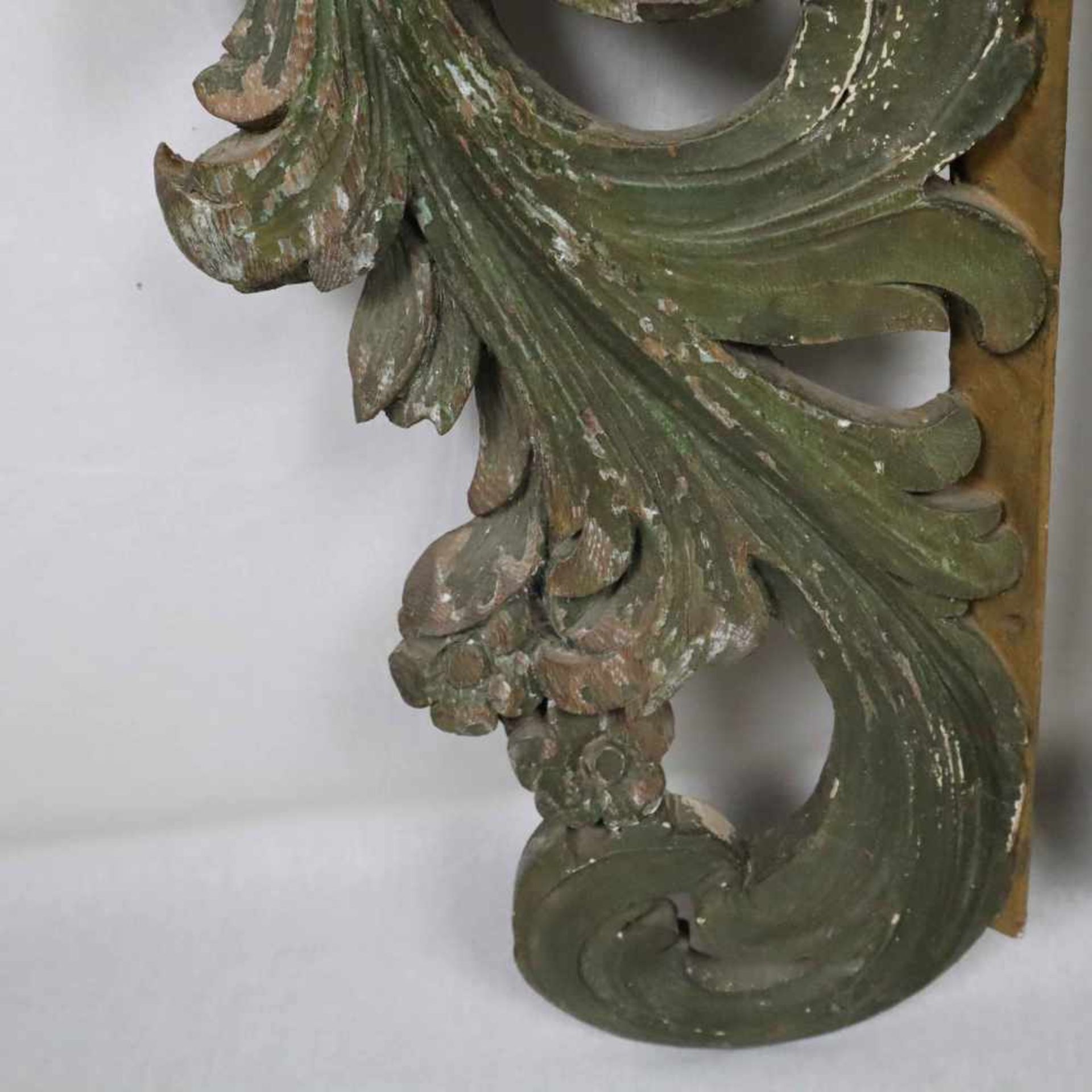 Flügelförmige Orgelzier - wohl 18.Jh, 2-tlg, Holz, geschnitzt, farbig gefast, durchbrochen - Bild 8 aus 9