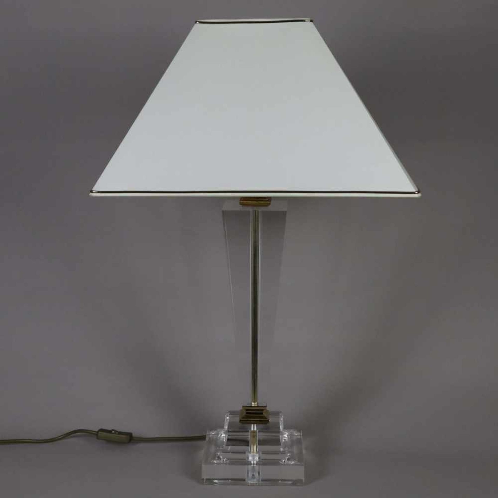 Tischlampe - farbloses Plexiglas/Messing, rechteckiger gestufter Stand und konischer Schaft aus
